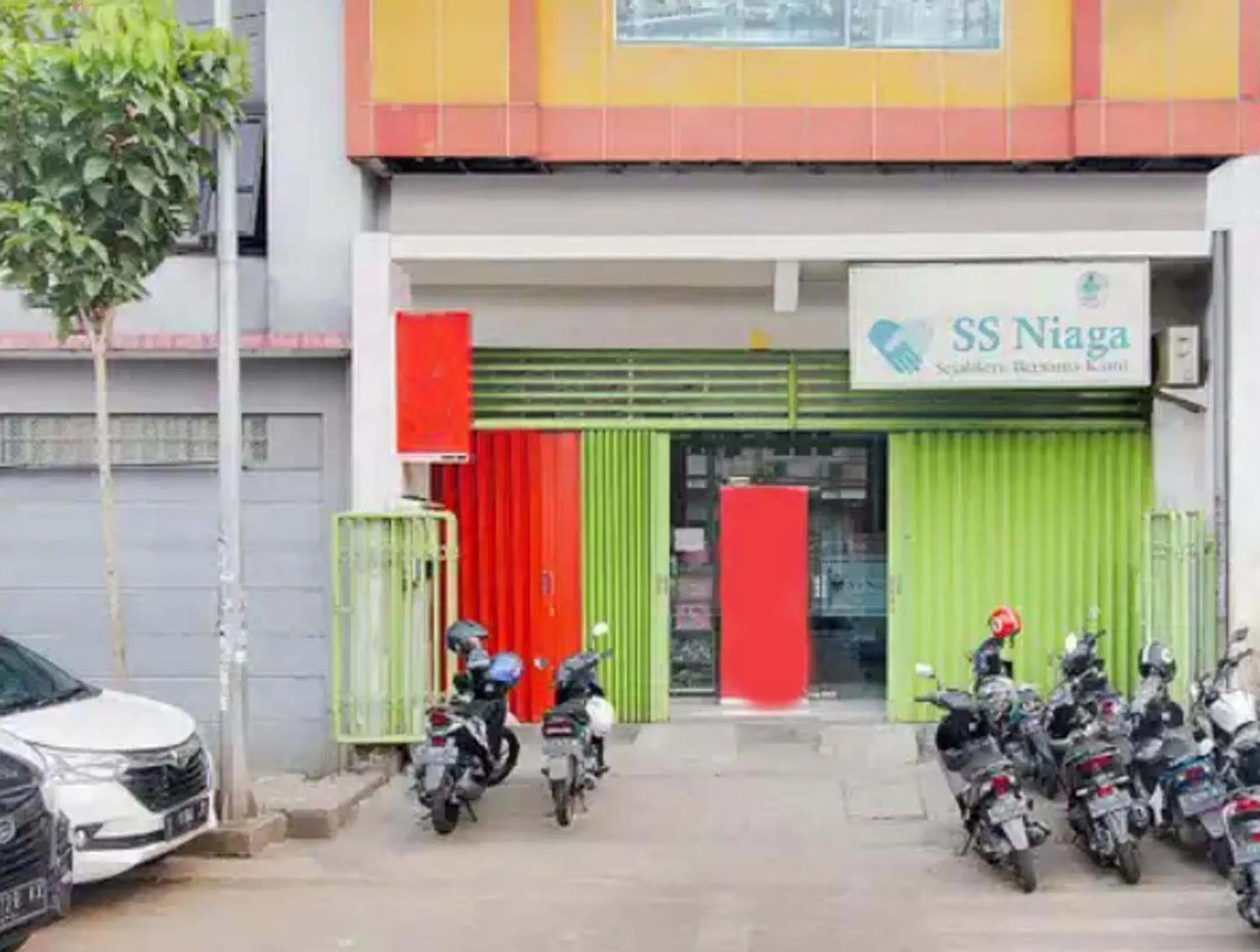 Property building in RedDoorz near BG Junction Surabaya Property building in RedDoorz near BG Junction Surabaya