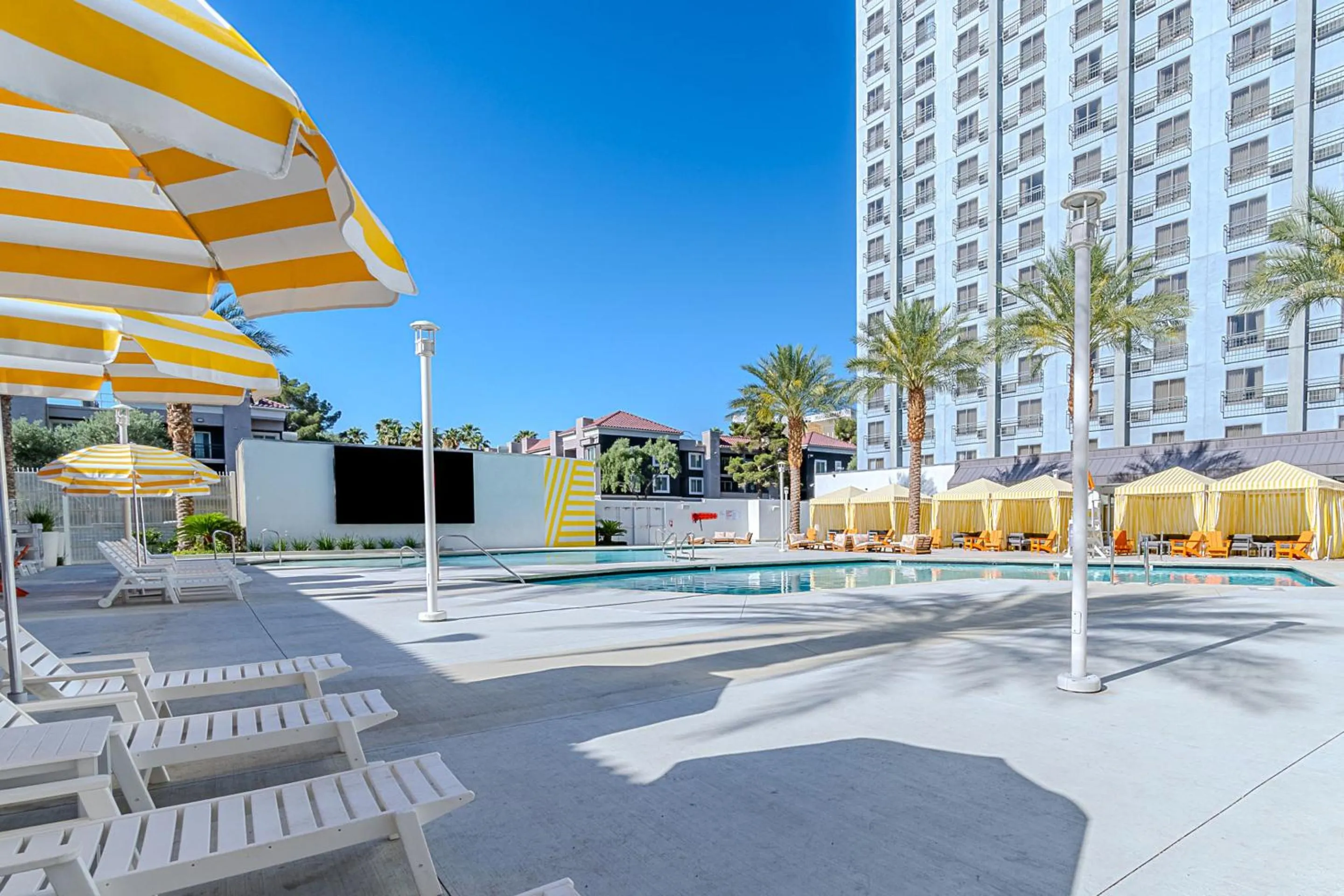 Swimming pool in OYO Hotel and Casino Las Vegas