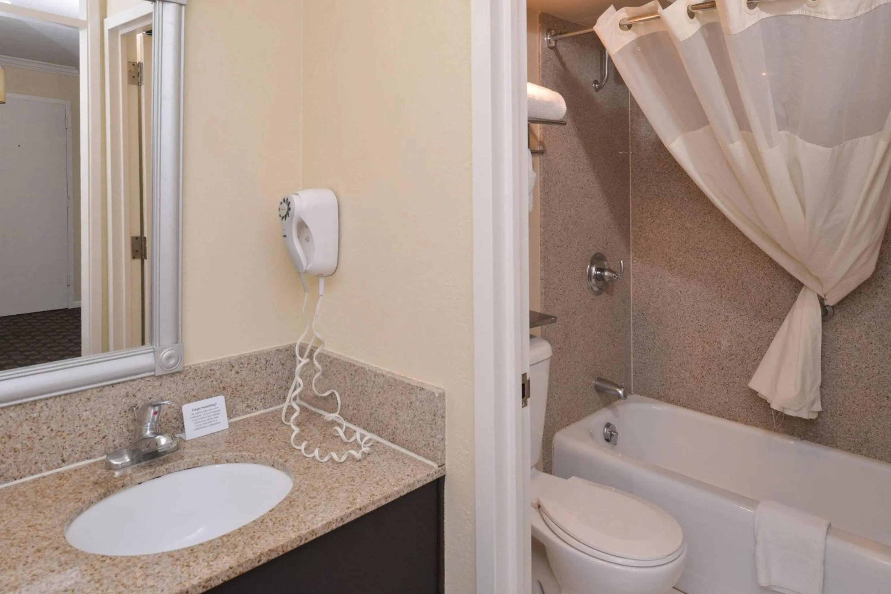 Bedroom in Quality Inn & Suites Montebello - Los Angeles