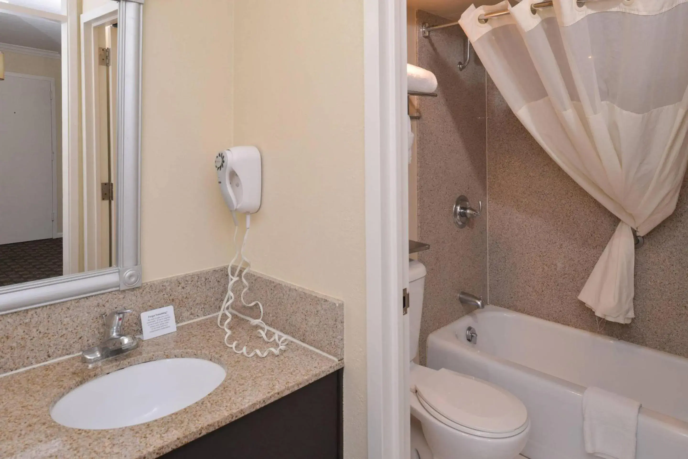 Bedroom in Quality Inn & Suites Montebello - Los Angeles Bedroom in Quality Inn & Suites Montebello - Los Angeles