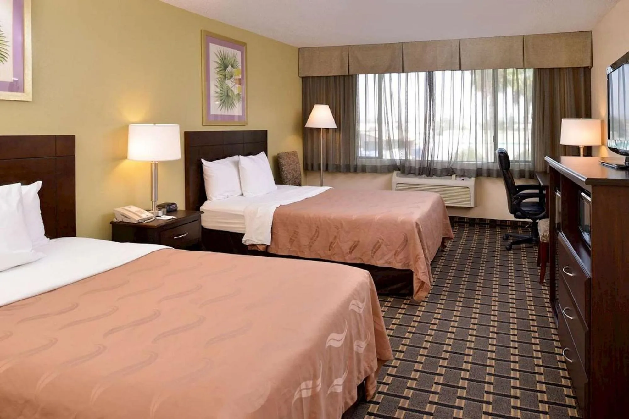 Bed in Quality Inn & Suites Montebello - Los Angeles