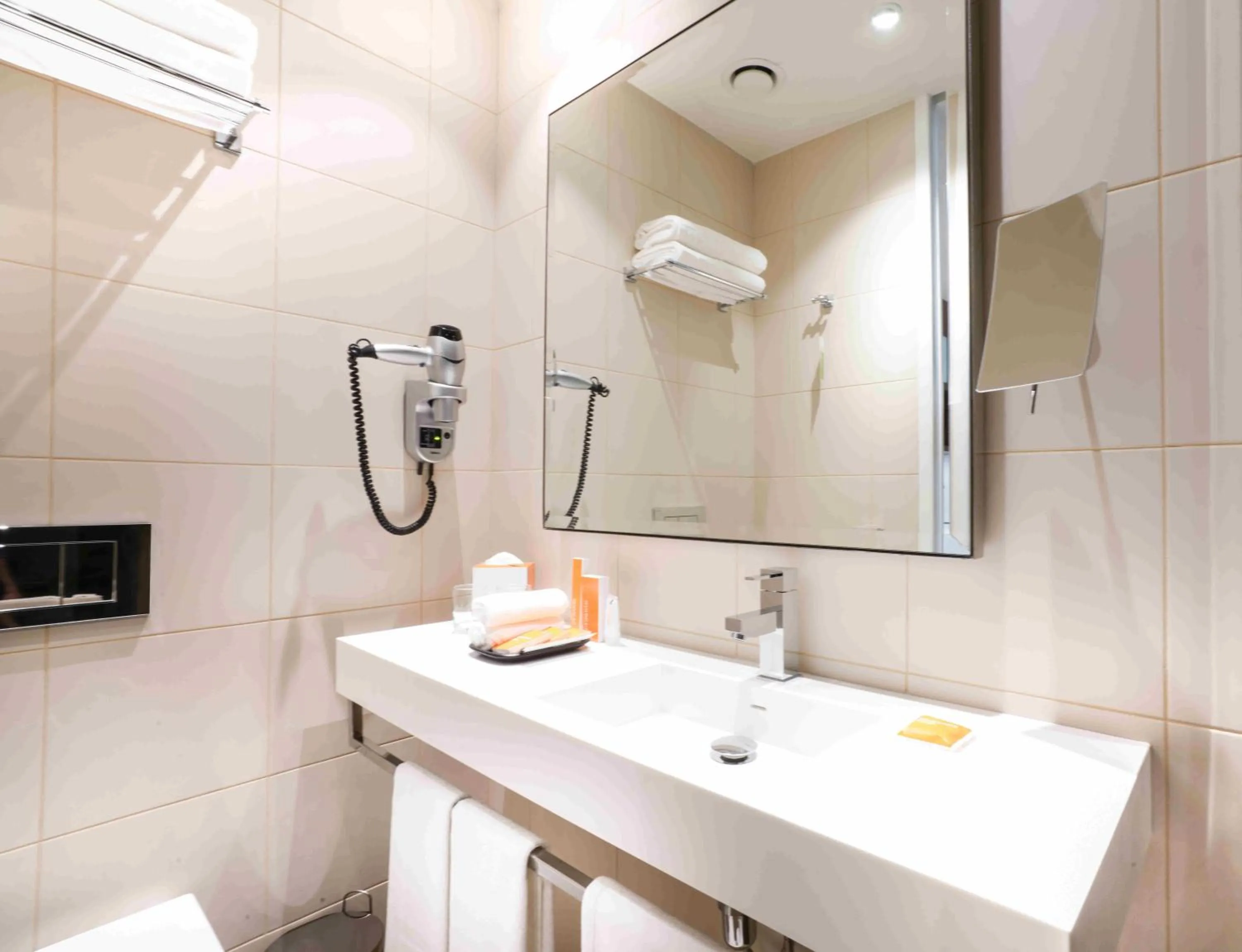 Bathroom in Centro Corniche Al Khobar by Rotana