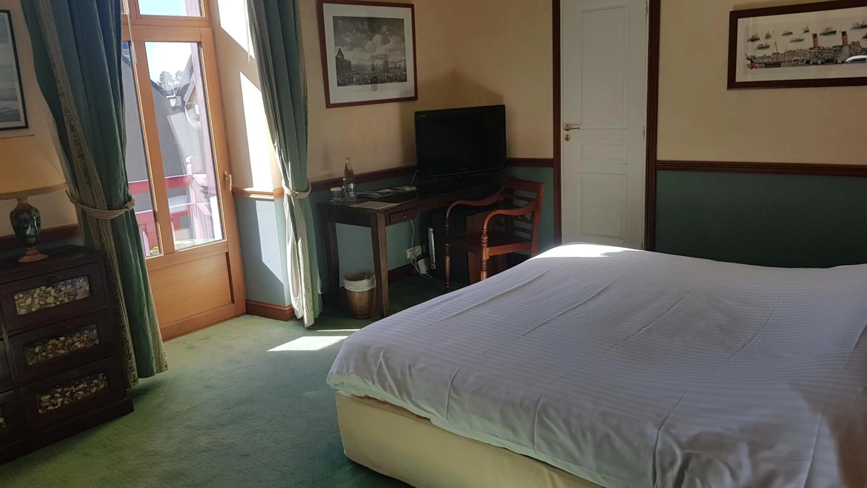 Inner courtyard view, Bed in Manoir Du Cunningham