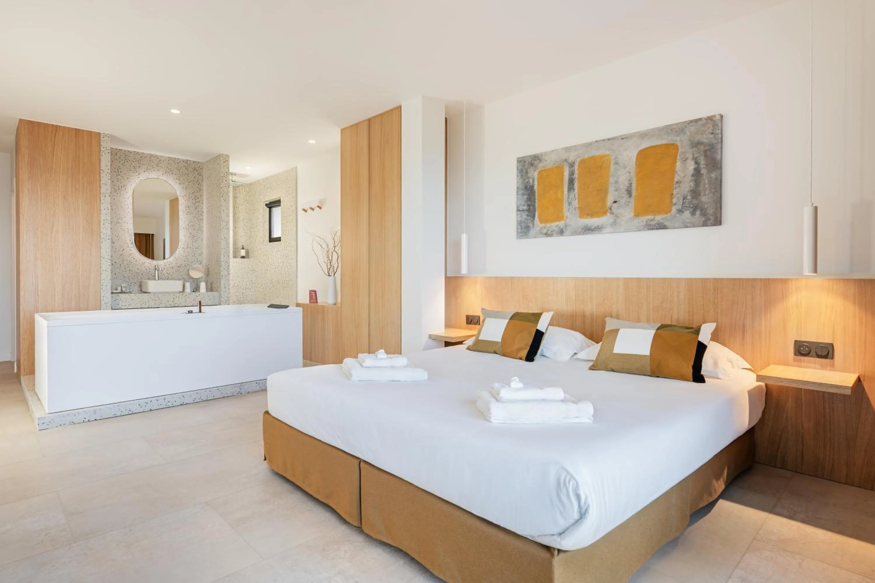 Hot Tub, Bed in Grand Hotel Du Golfe - Spa & Restaurant