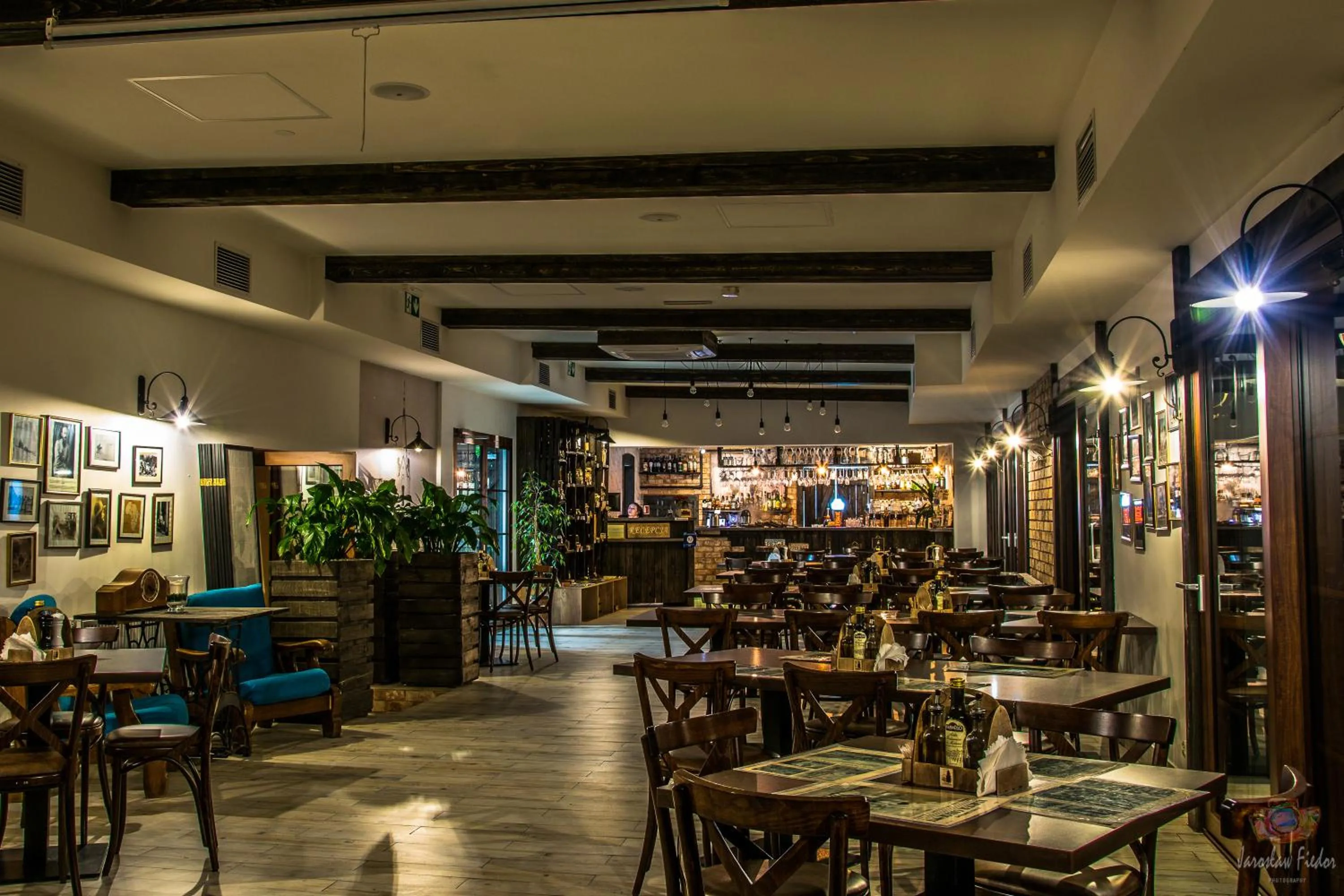 Restaurant/places to eat in Old Tree Villa & Restaurant
