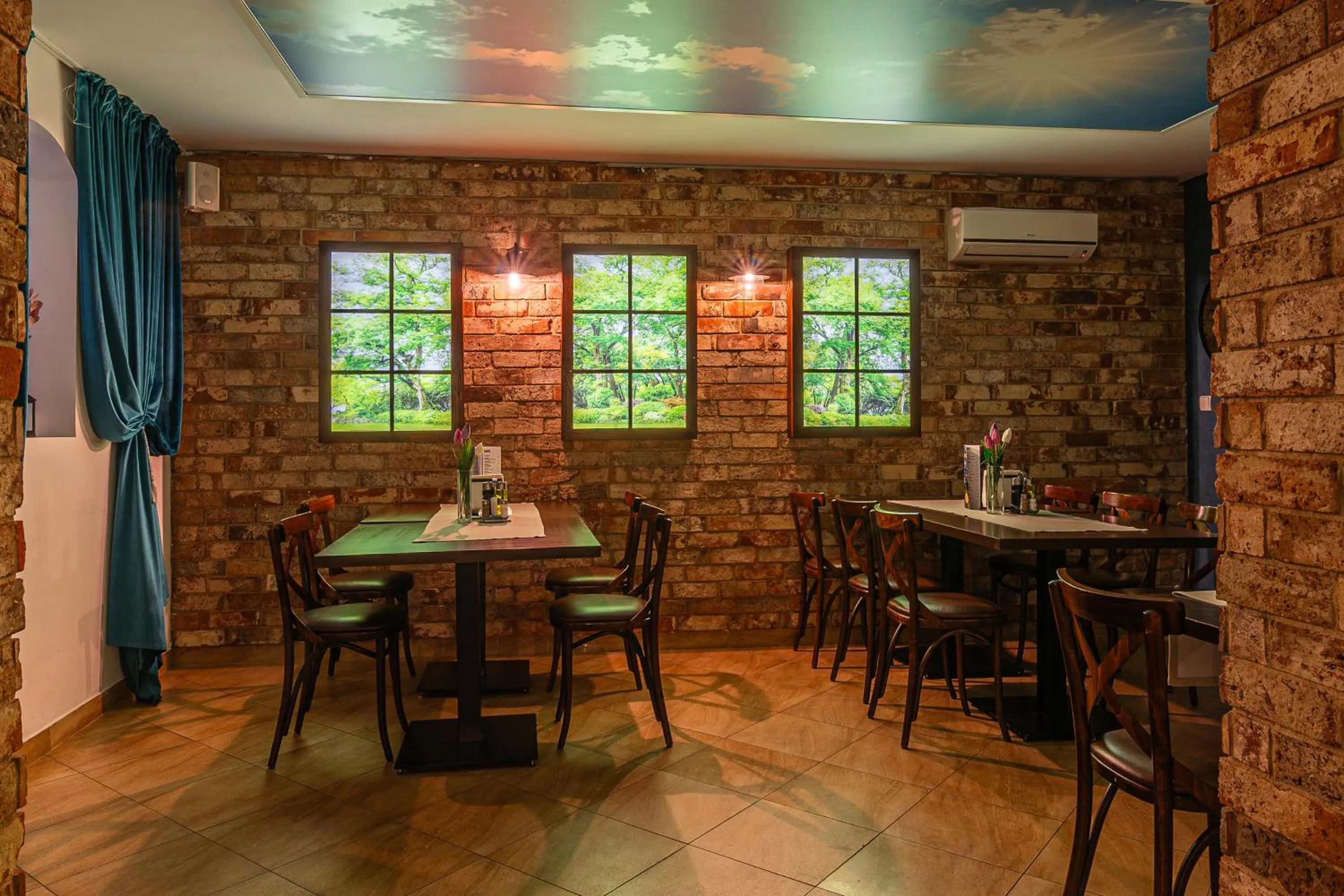 Old Tree Villa & Restaurant