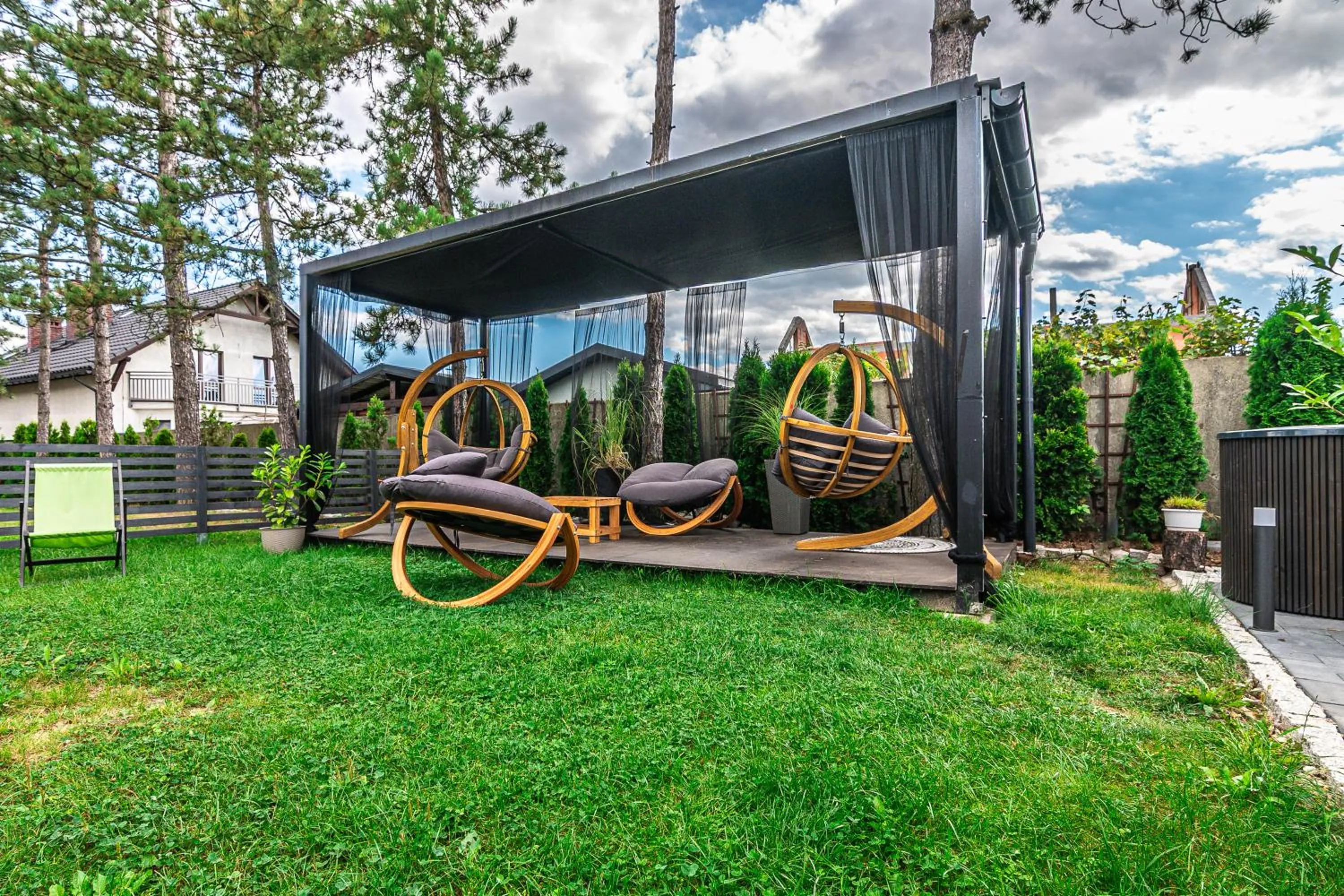 Old Tree Villa & Restaurant