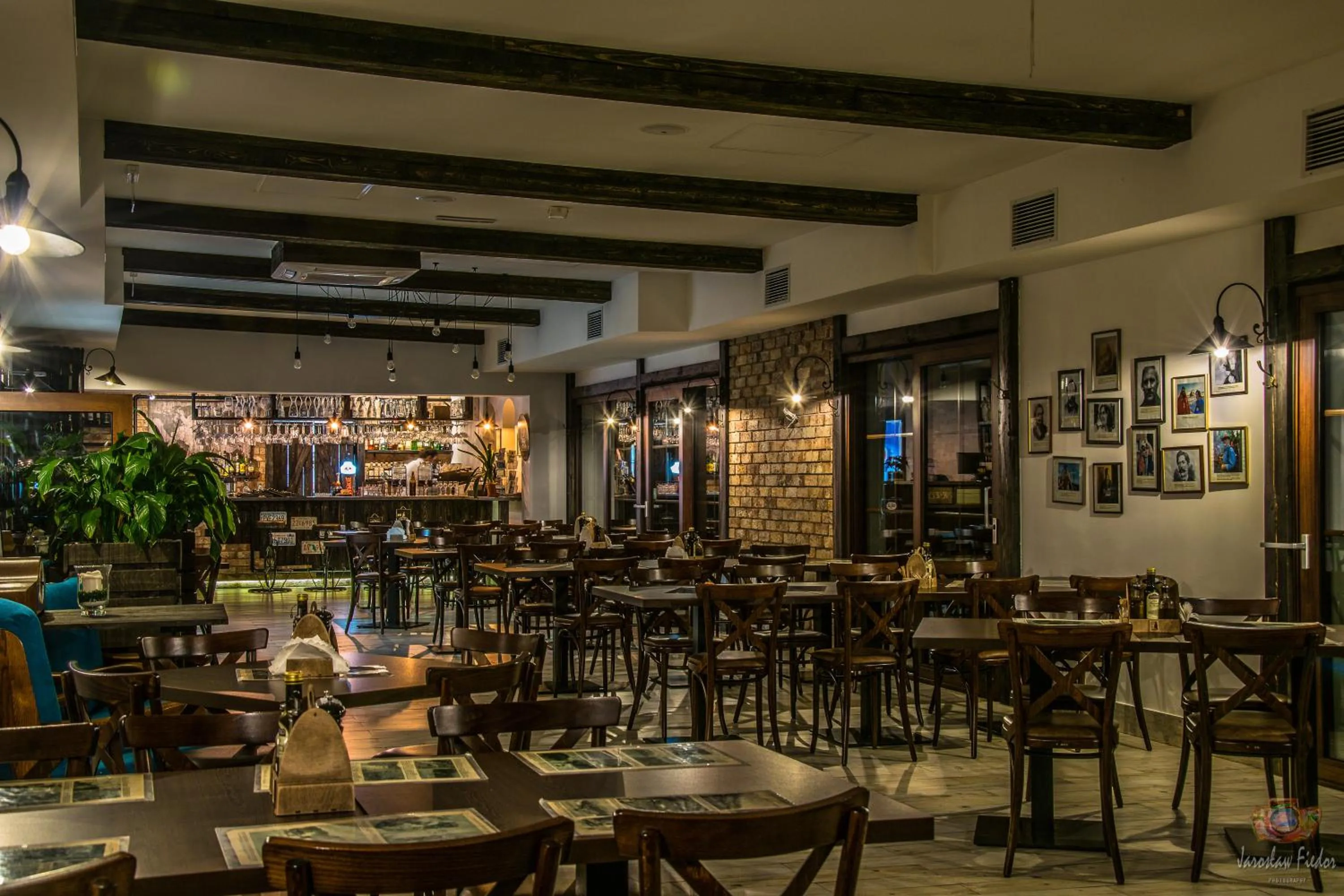 Restaurant/places to eat in Old Tree Villa & Restaurant