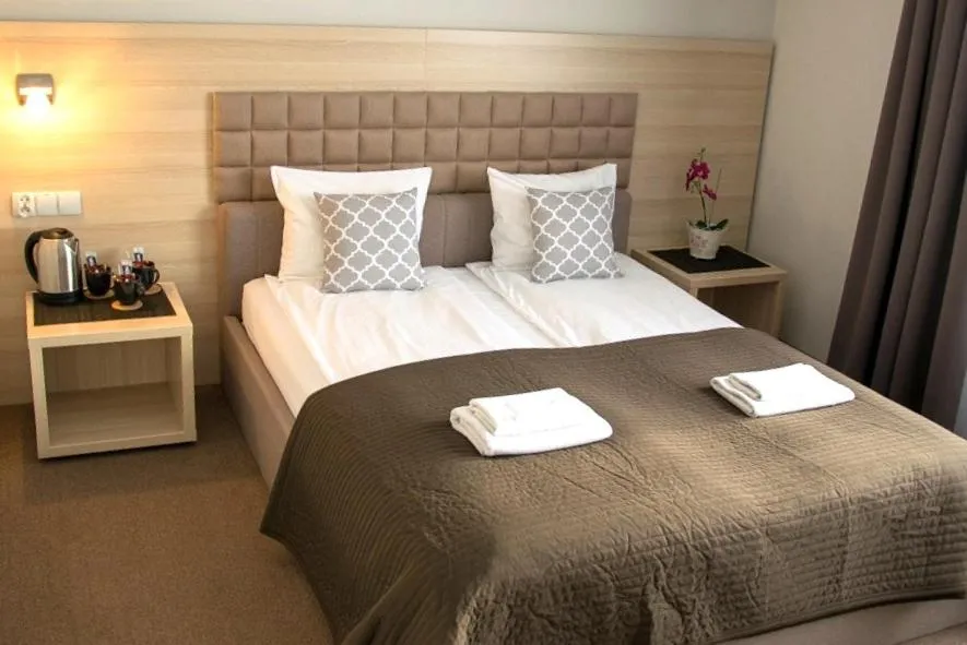 Bed in Old Tree Villa & Restaurant