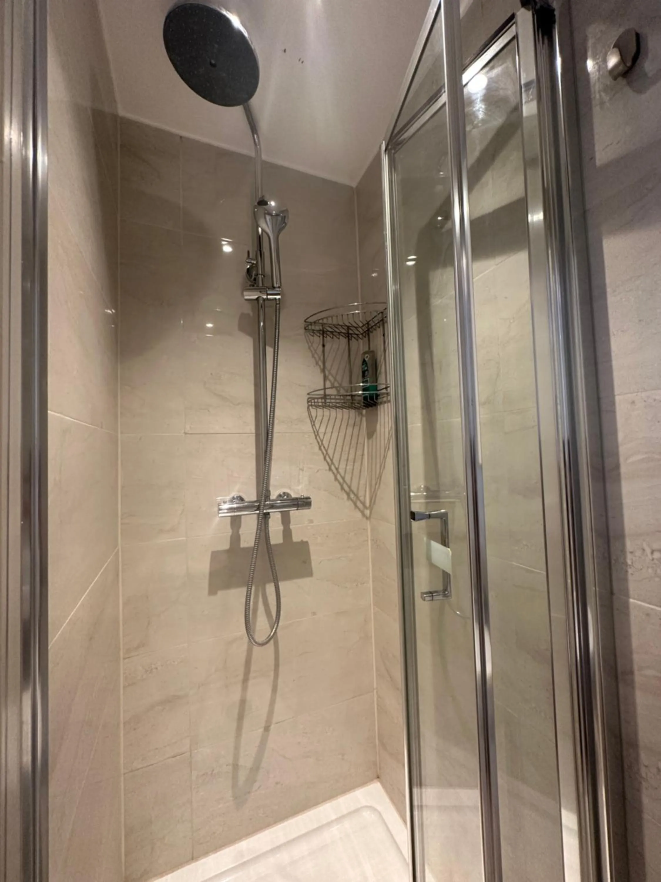 Shower in Gloucester Place - Baker Street