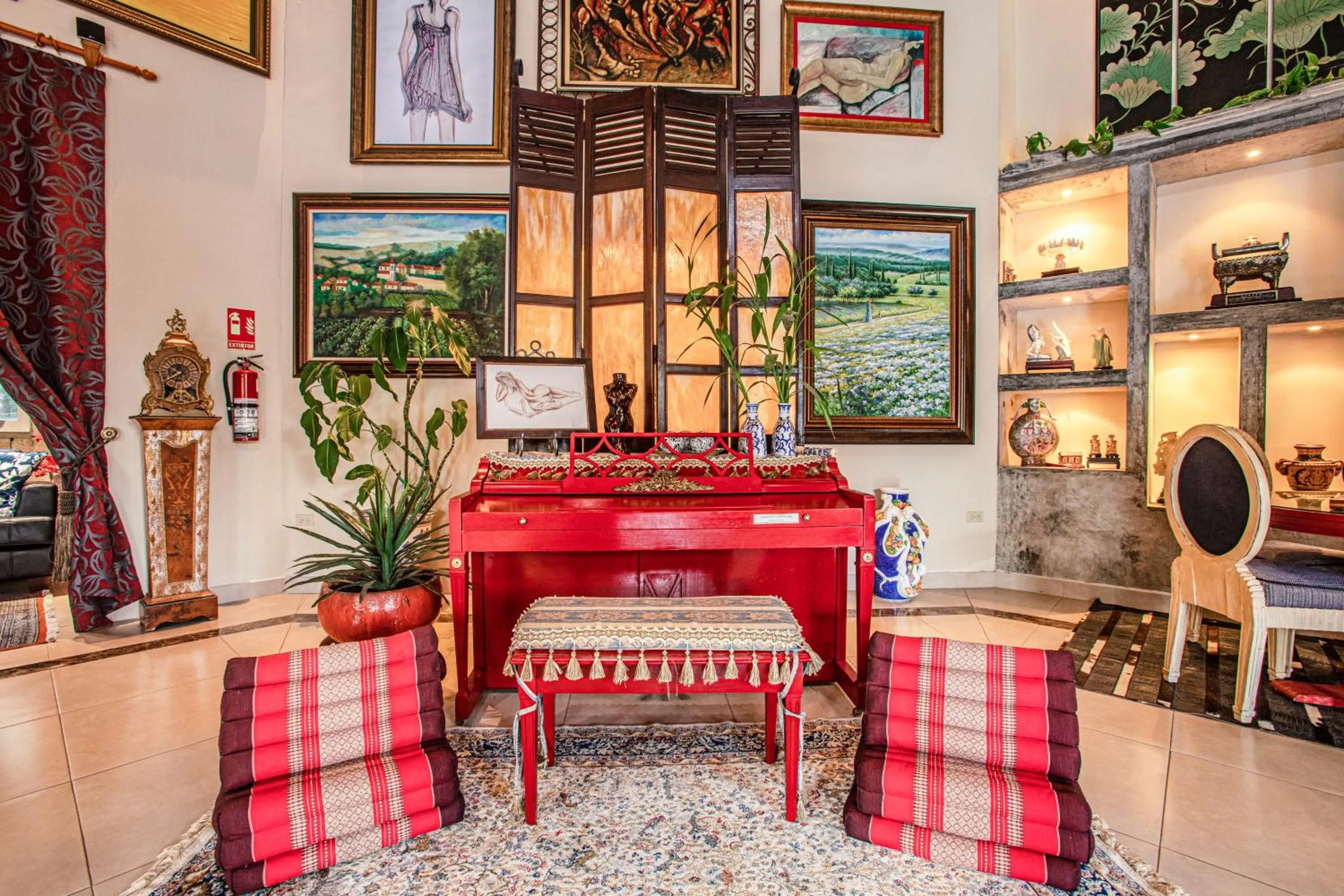 Communal lounge/ TV room in Casa Madre Tierra