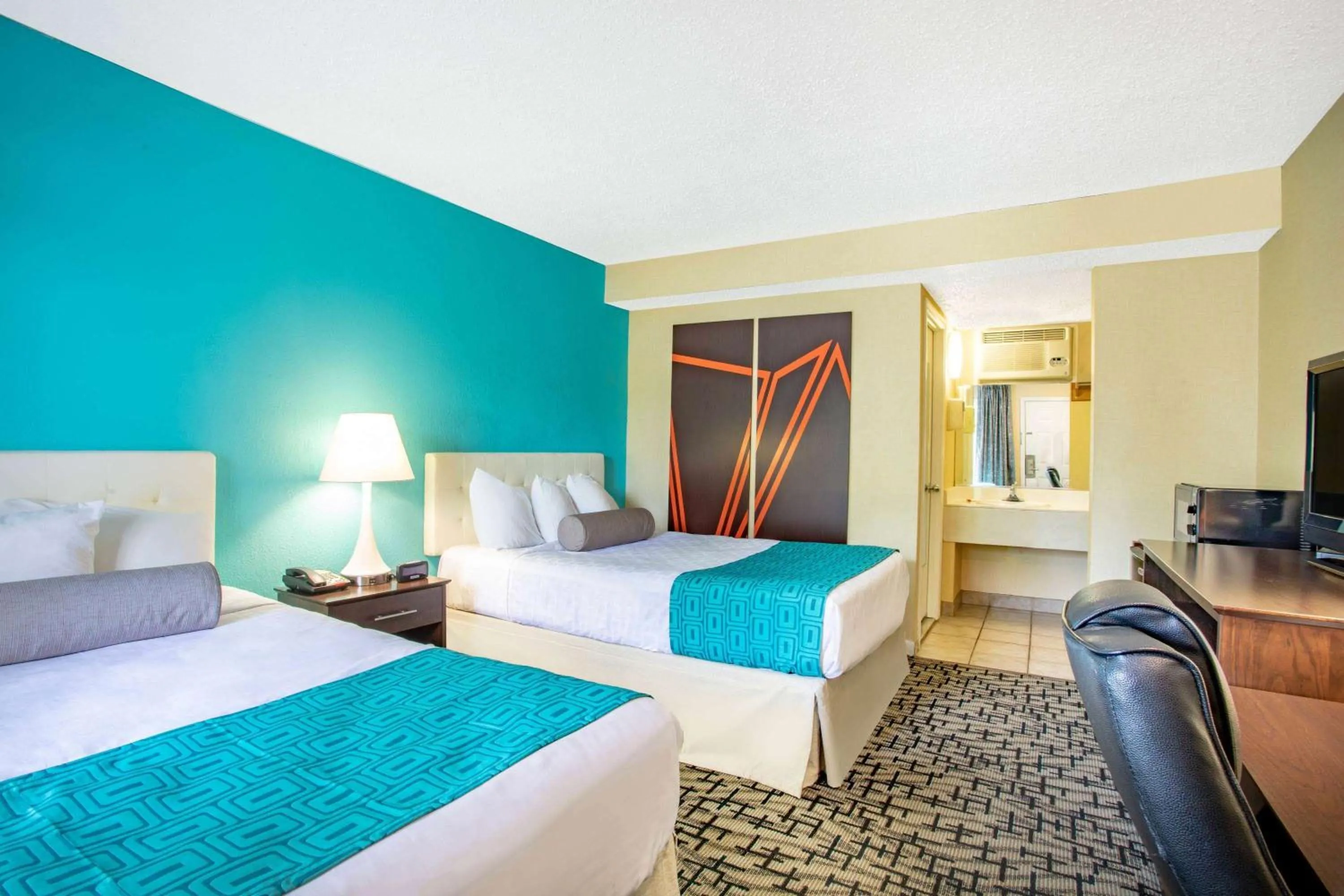 Photo of the whole room, Bed in Howard Johnson by Wyndham Rocky Hill