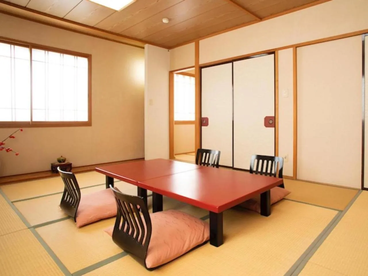 Photo of the whole room in Saigiku