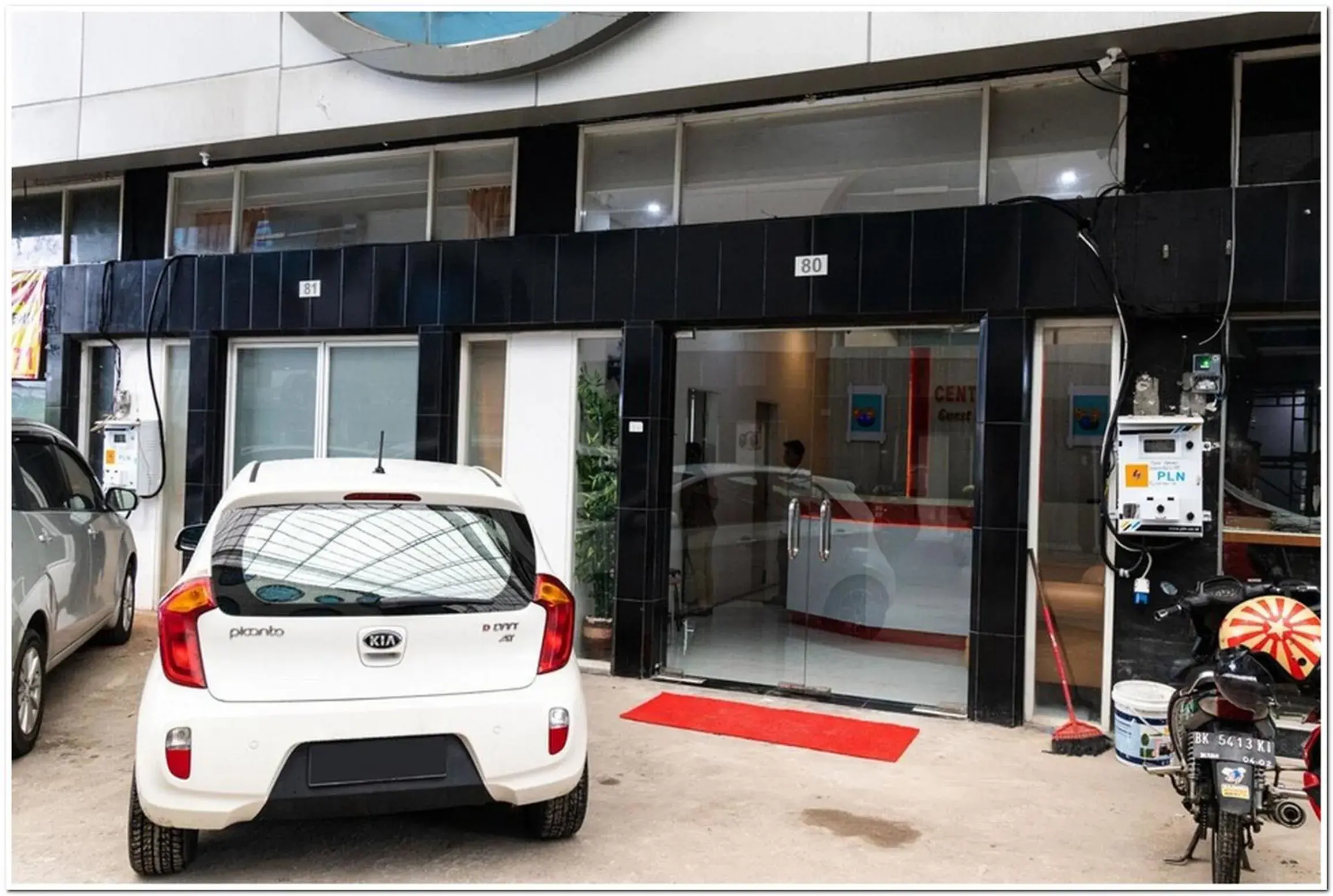 Facade/entrance in RedDoorz Plus @ Centrium Katamso Medan Facade/entrance in RedDoorz Plus @ Centrium Katamso Medan