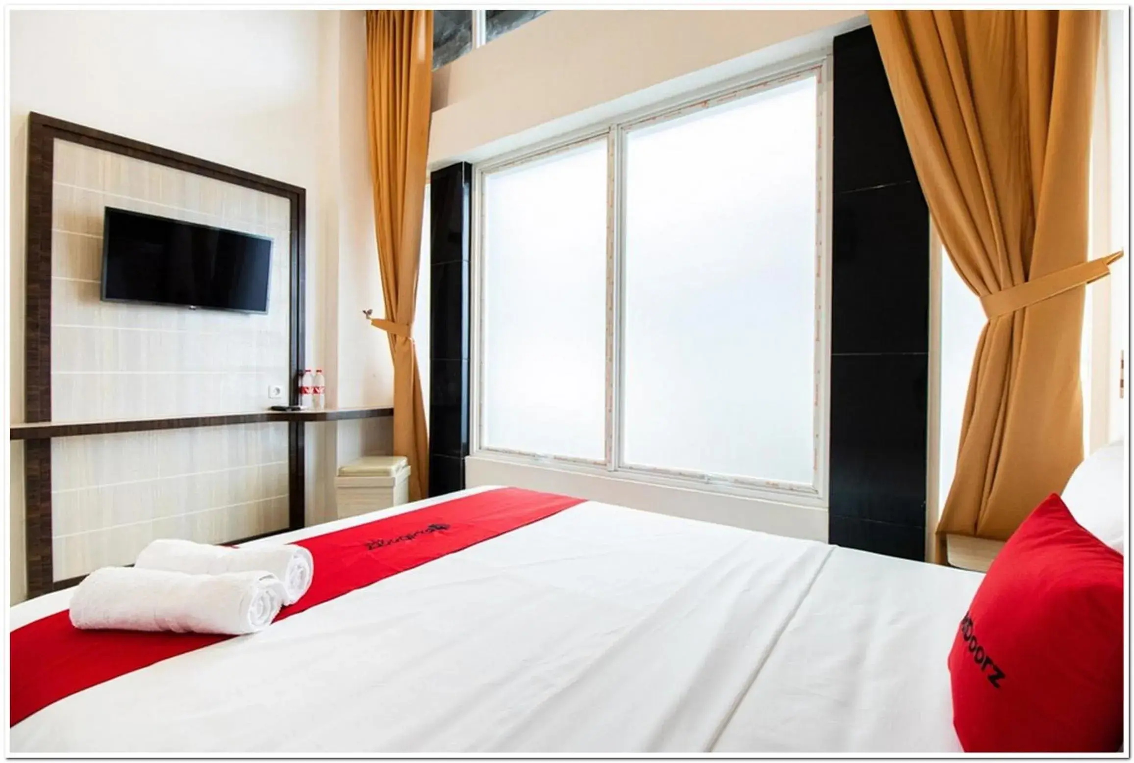 Bedroom, Bed in RedDoorz Plus @ Centrium Katamso Medan Bedroom, Bed in RedDoorz Plus @ Centrium Katamso Medan