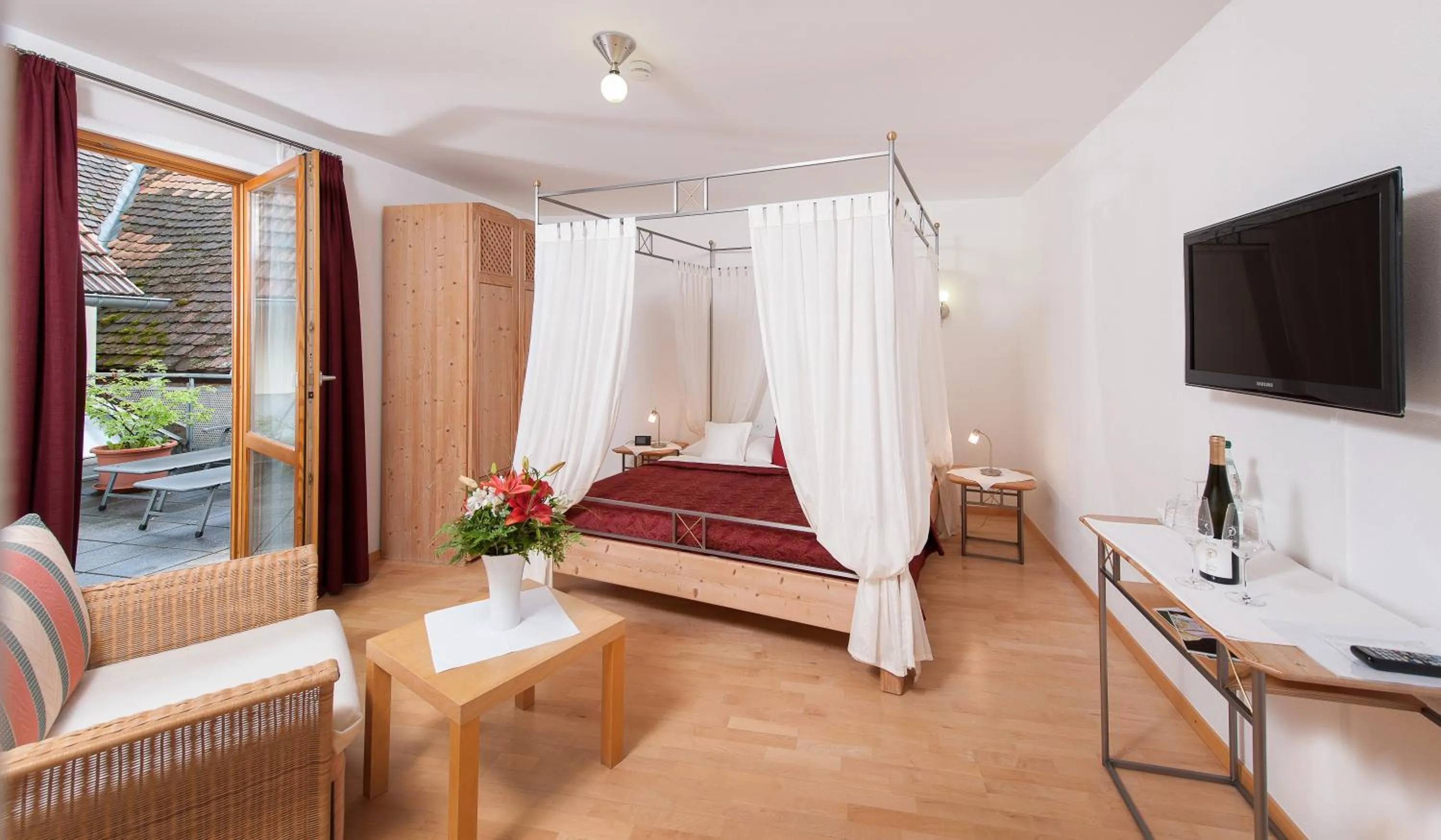Photo of the whole room, Bed in Gästehaus & Weingut PETH