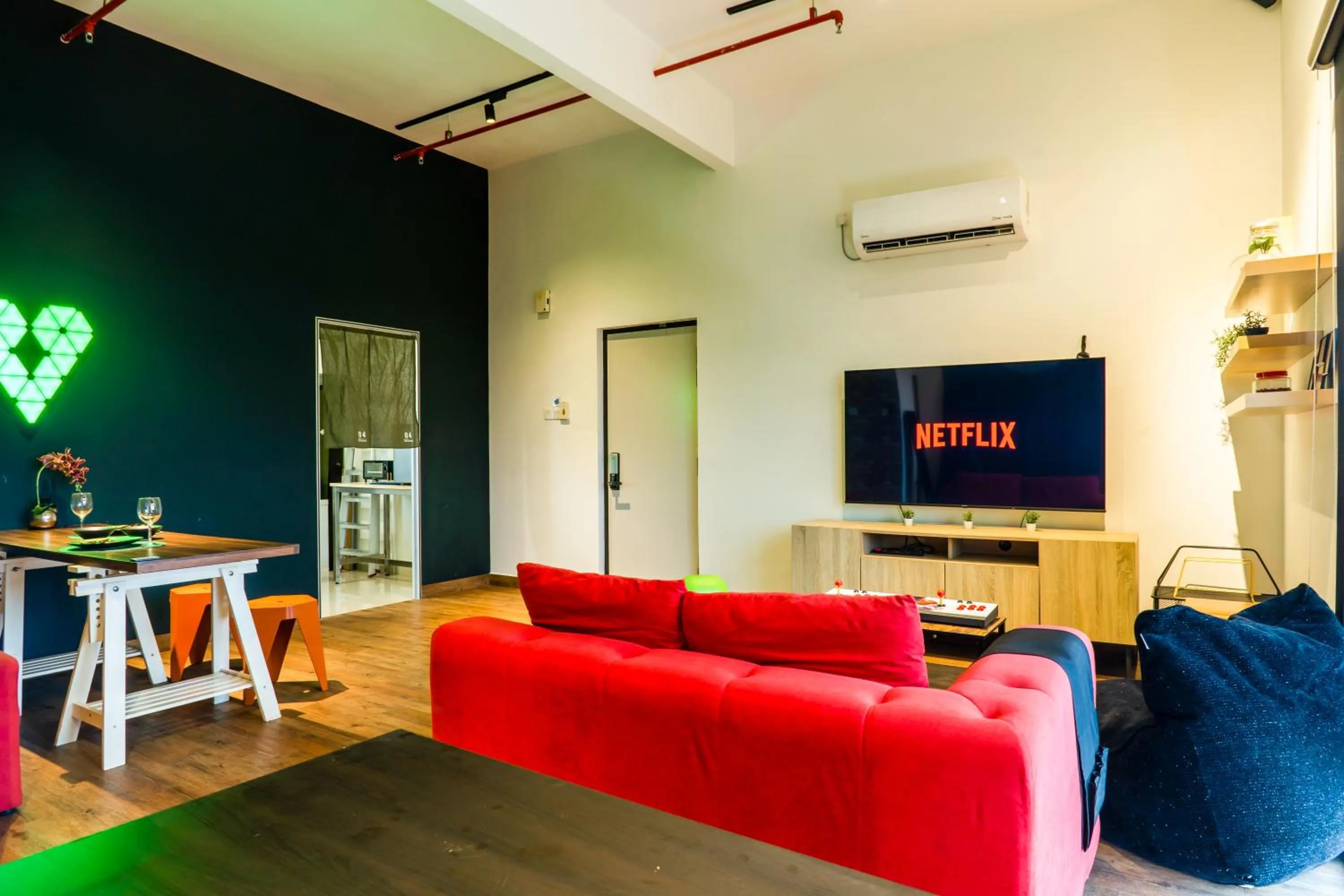 Manhattan Theme Suite by Nest Home at Austin Heights