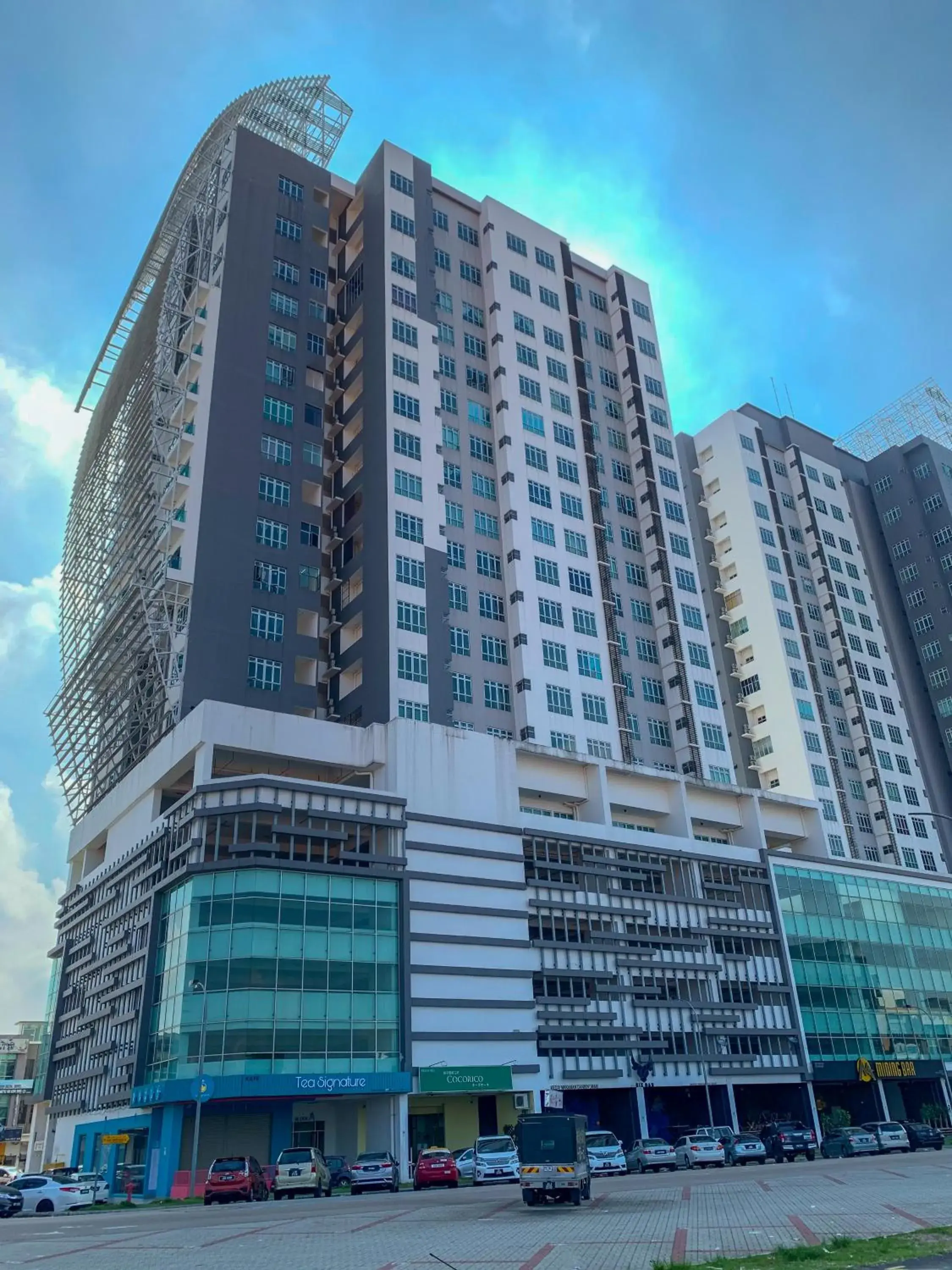 Property building in Manhattan Theme Suite by Nest Home at Austin Heights Property building in Manhattan Theme Suite by Nest Home at Austin Heights