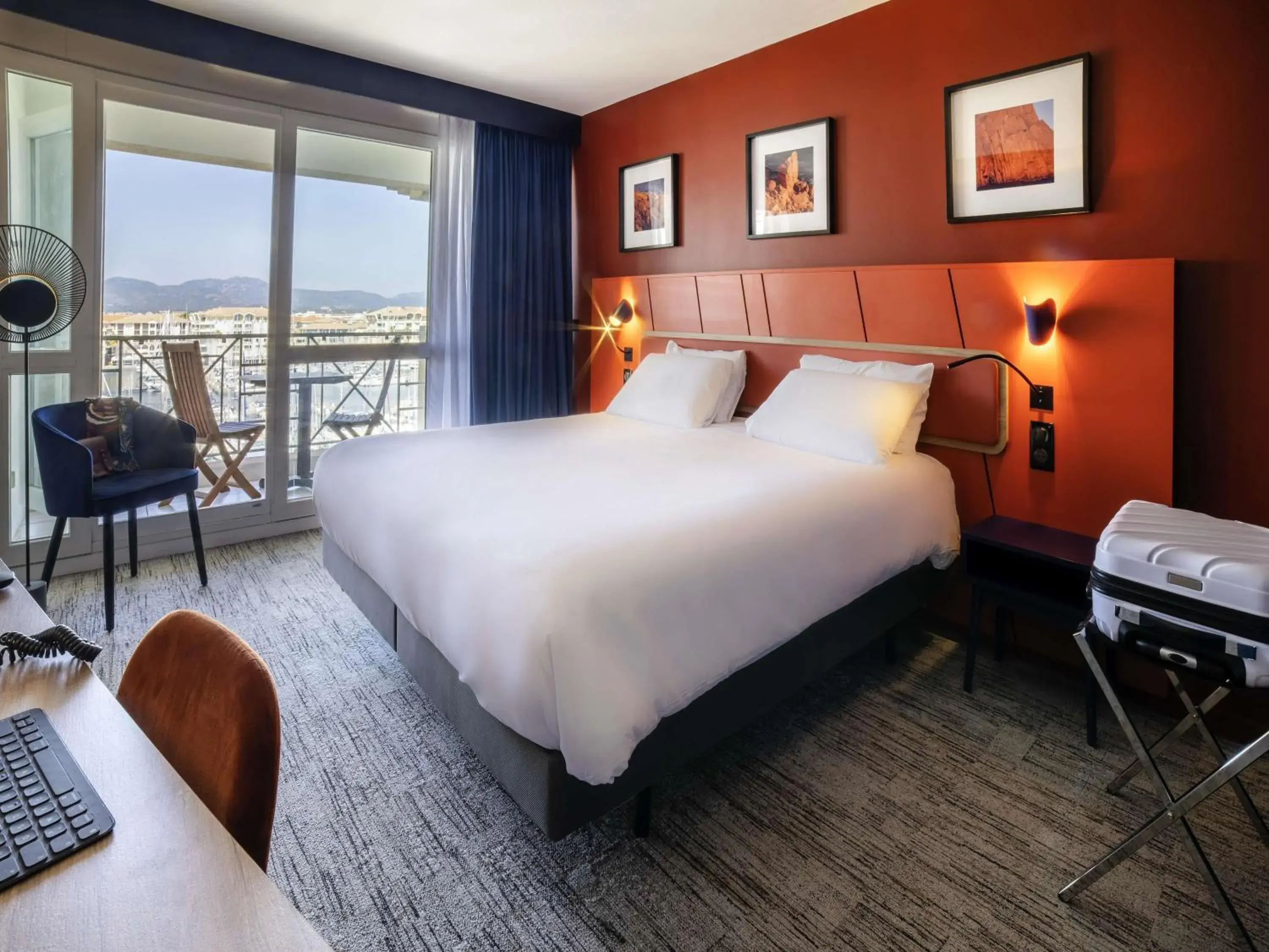 Bedroom, Bed in Mercure Thalasso & Spa Port Fréjus Bedroom, Bed in Mercure Thalasso & Spa Port Fréjus