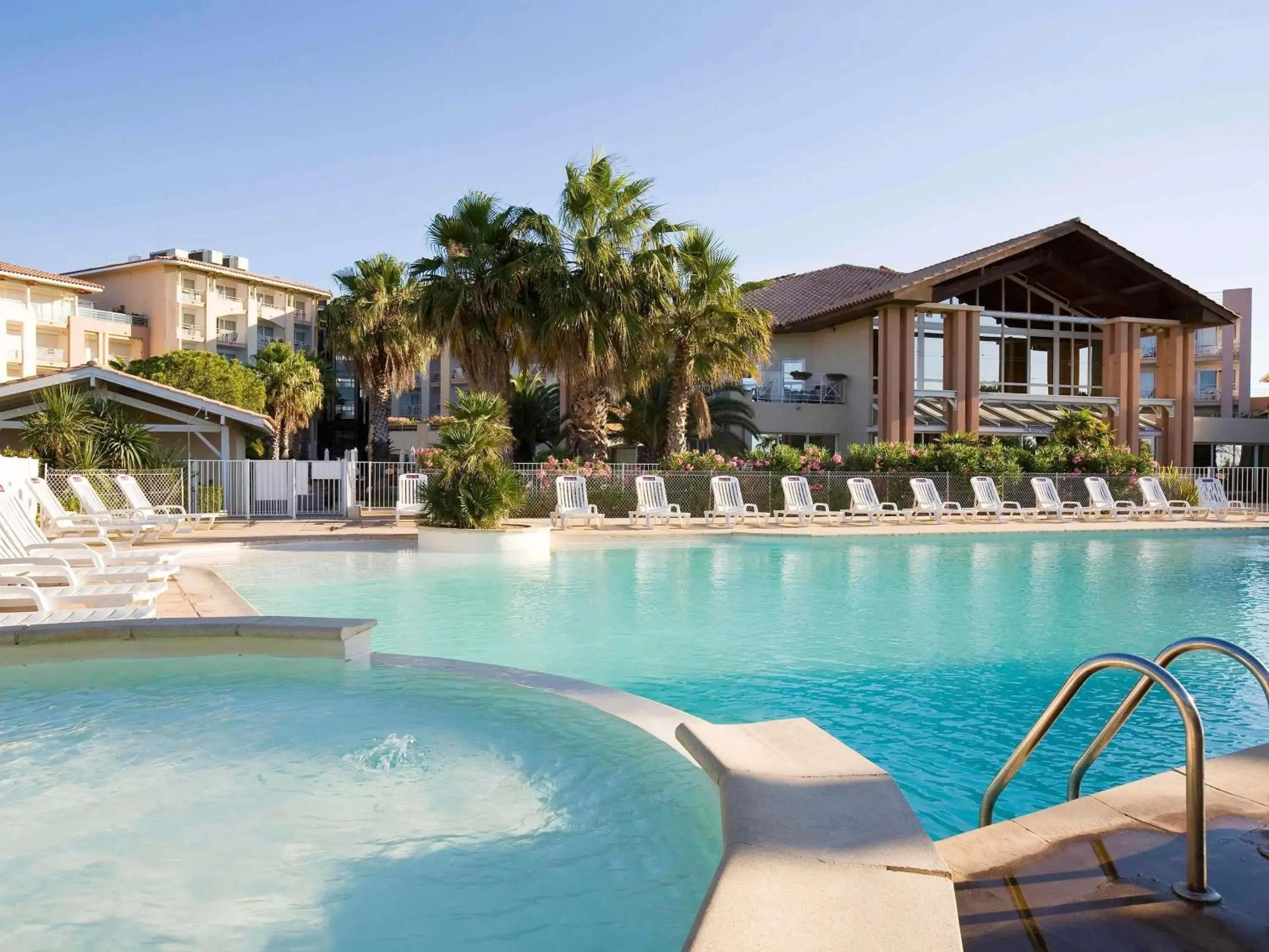 Property building in Mercure Thalasso & Spa Port Fréjus Property building in Mercure Thalasso & Spa Port Fréjus