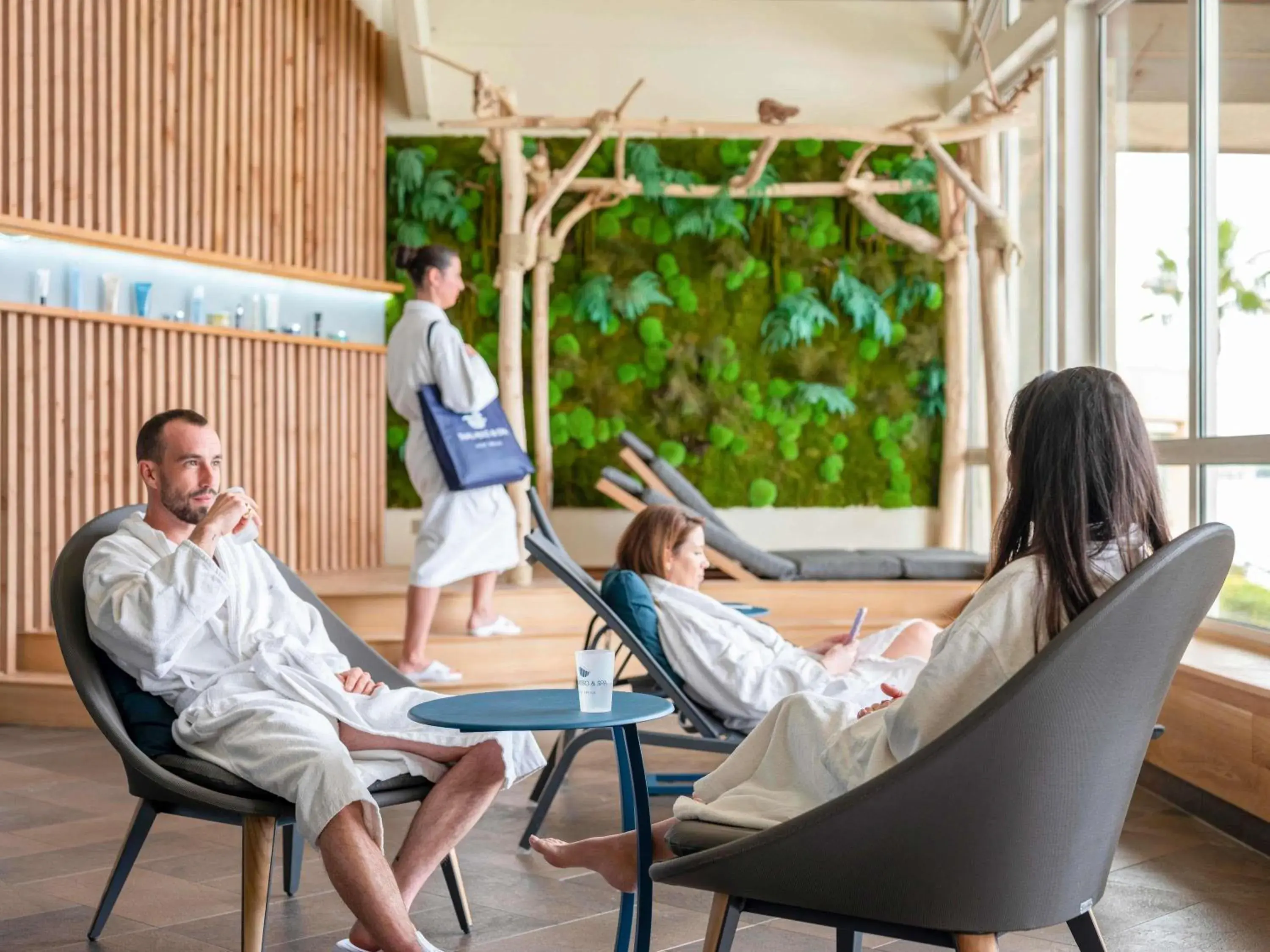 Property building in Mercure Thalasso & Spa Port Fréjus Property building in Mercure Thalasso & Spa Port Fréjus