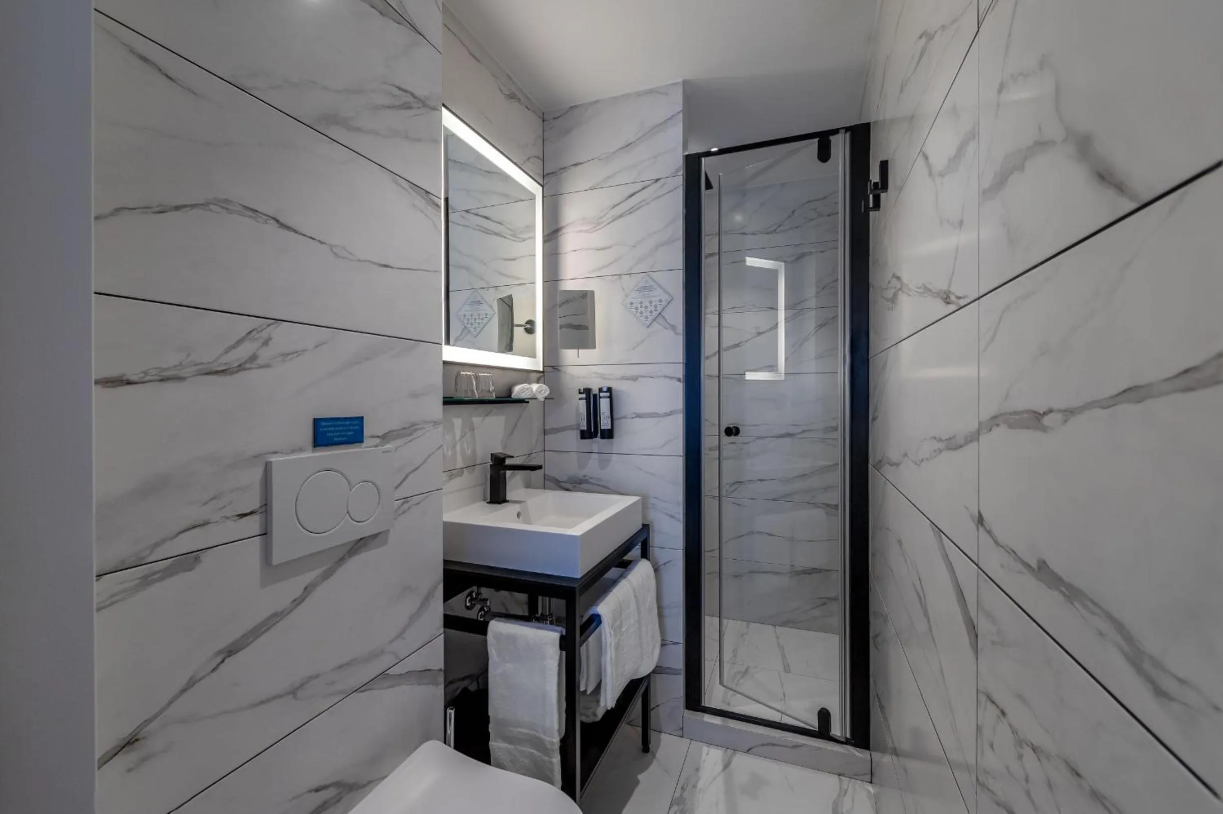 Shower in De Ware Jacob Boutique Hotel