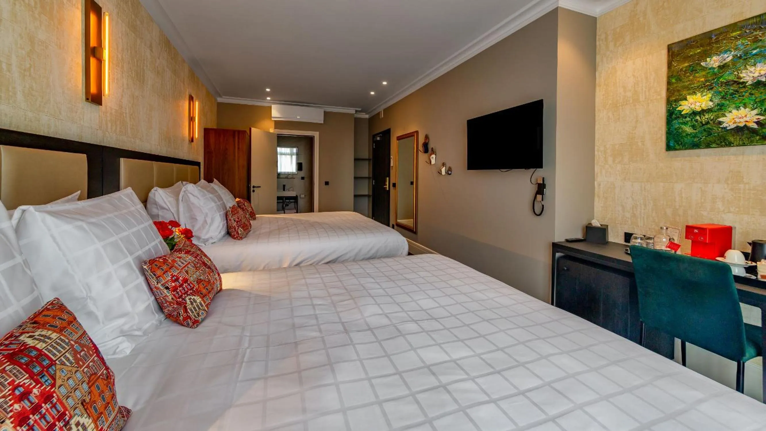 Photo of the whole room, Bed in De Ware Jacob Boutique Hotel
