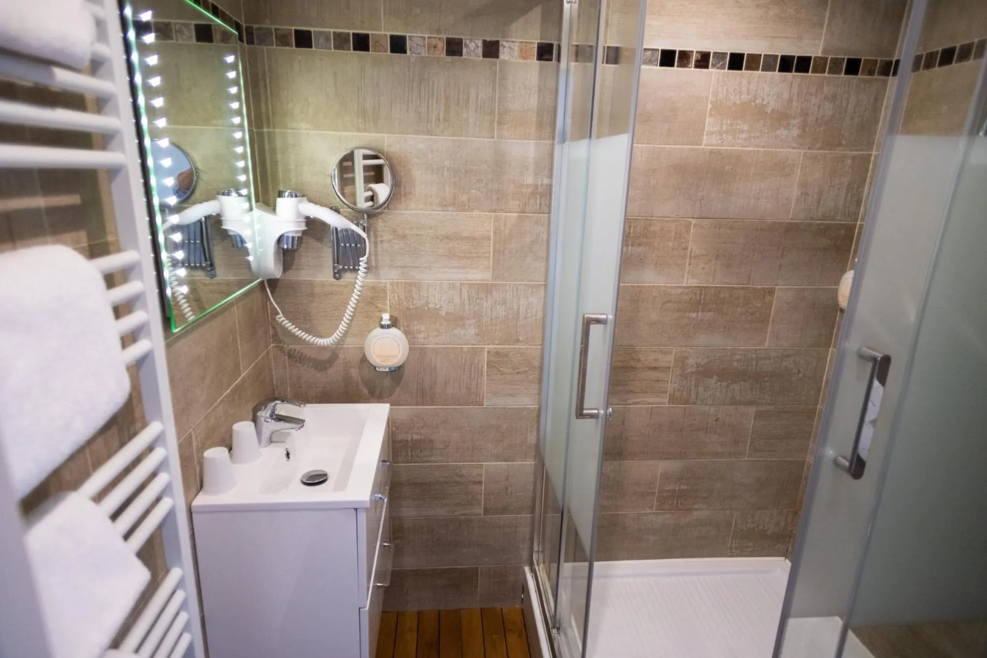 Shower in The Originals Boutique, Hôtel Neptune, Berck-sur-Mer