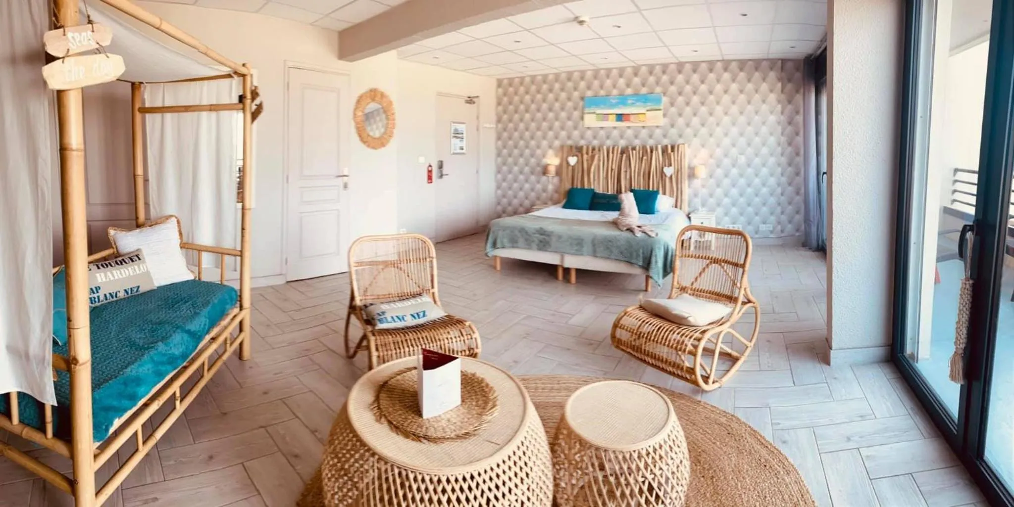 Living room, Bed in The Originals Boutique, Hôtel Neptune, Berck-sur-Mer