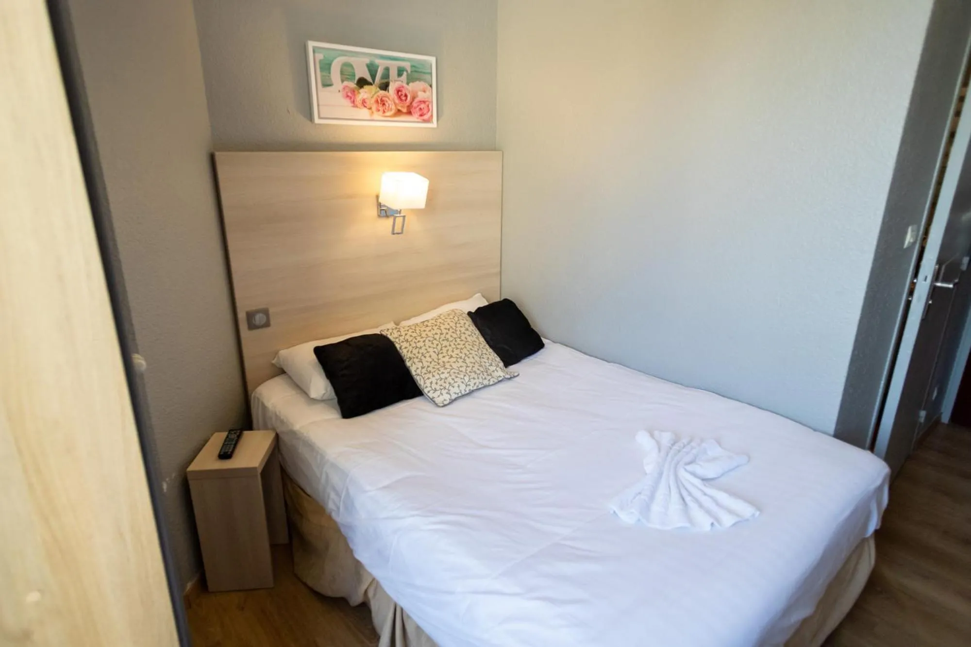 Bed in The Originals Boutique, Hôtel Neptune, Berck-sur-Mer