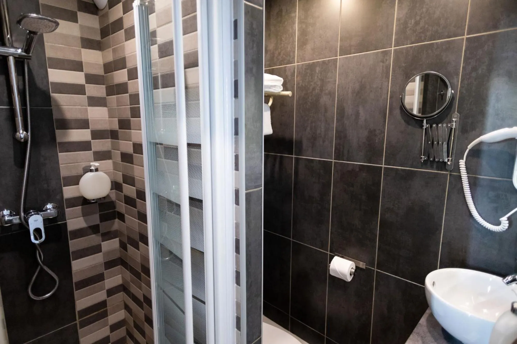 Shower in The Originals Boutique, Hôtel Neptune, Berck-sur-Mer