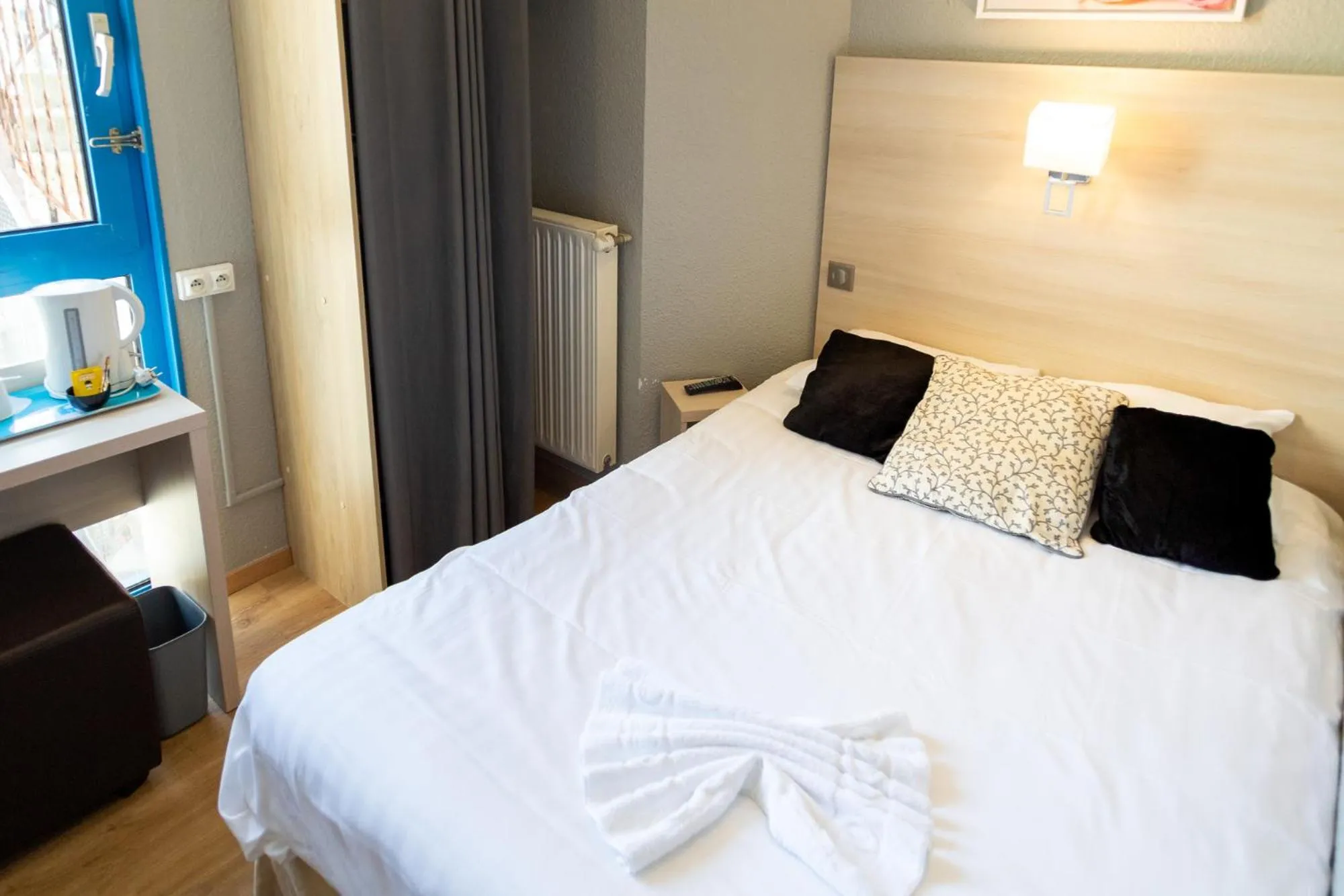 Bed in The Originals Boutique, Hôtel Neptune, Berck-sur-Mer