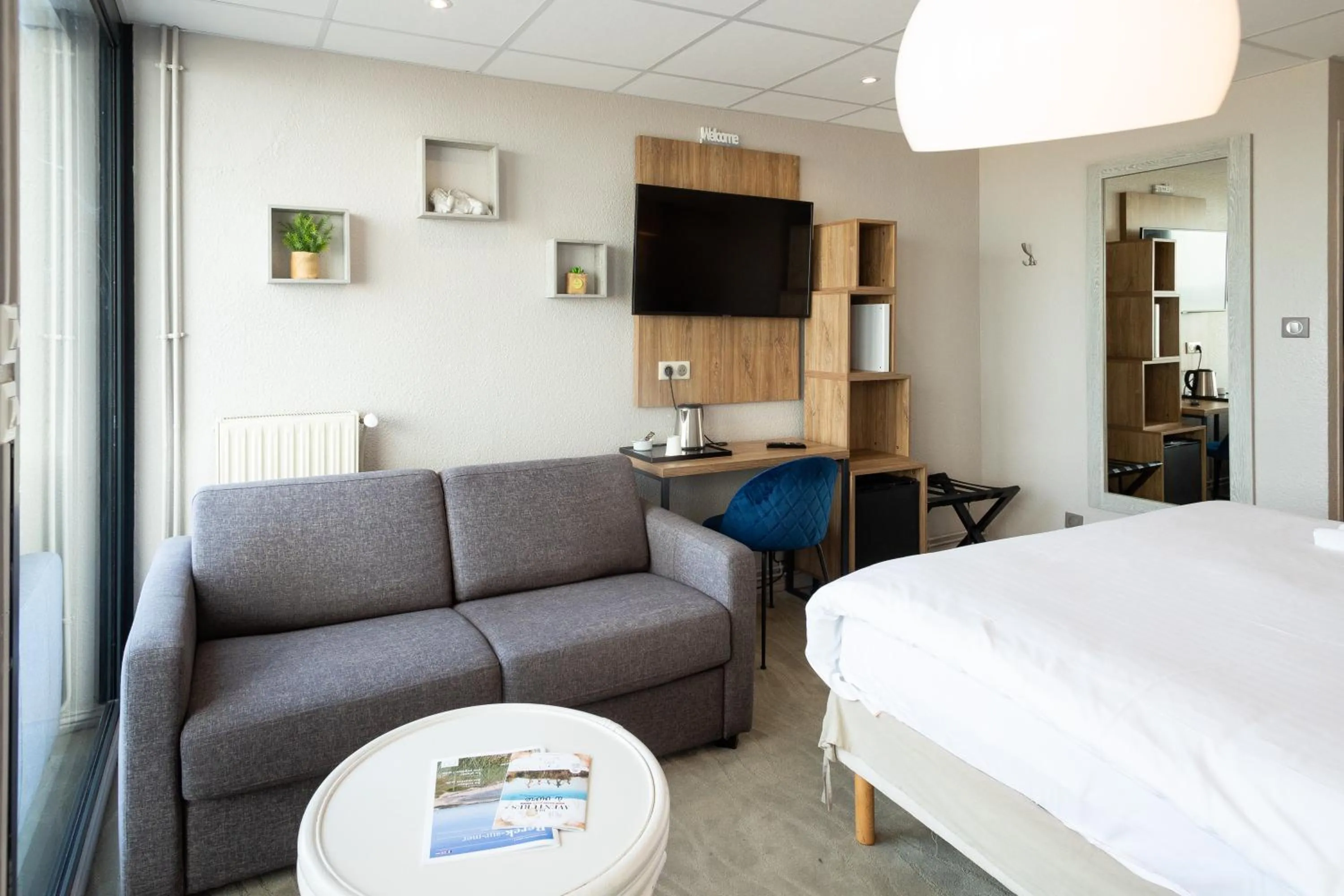 TV and multimedia, Bed in The Originals Boutique, Hôtel Neptune, Berck-sur-Mer