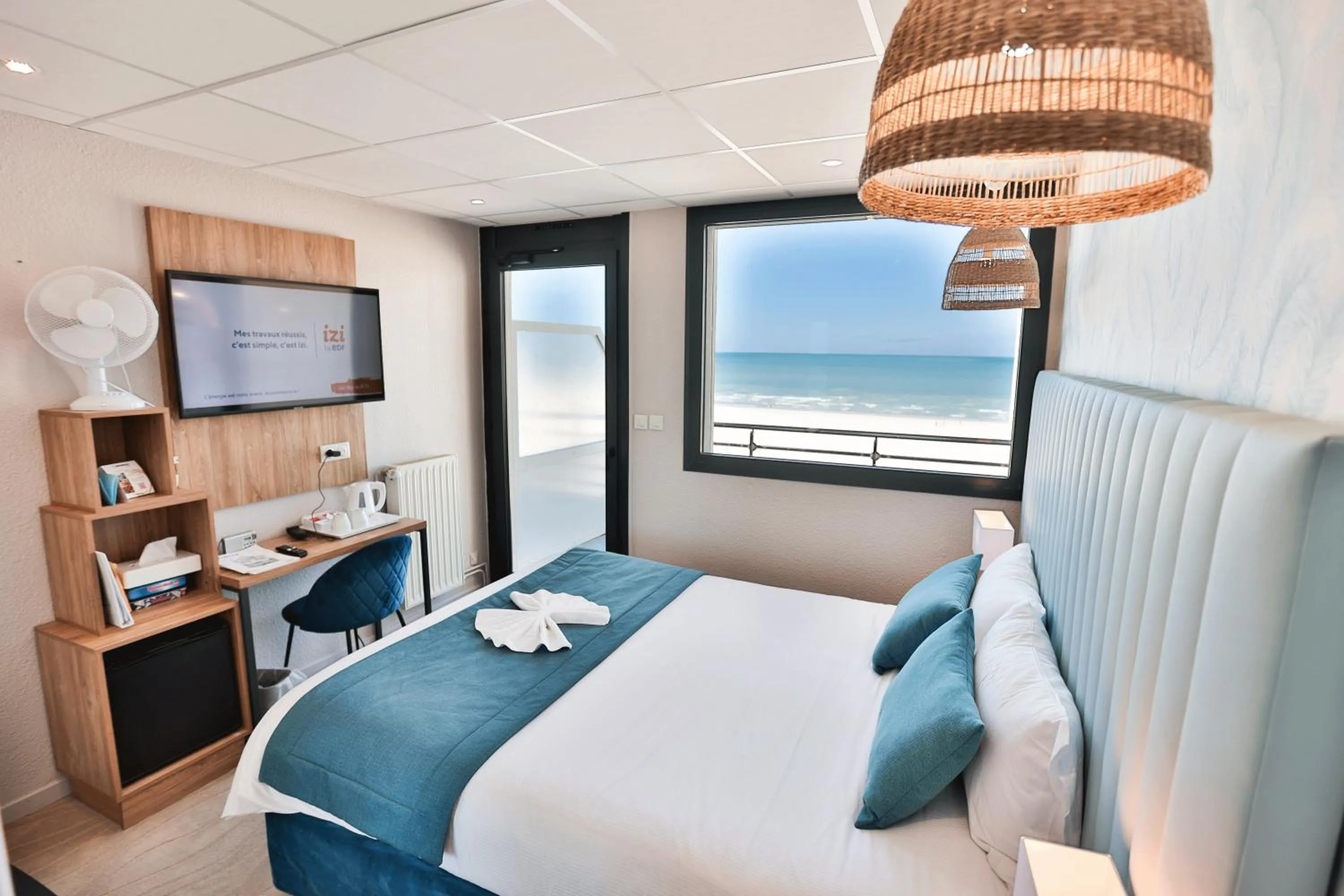 Photo of the whole room, Bed in The Originals Boutique, Hôtel Neptune, Berck-sur-Mer