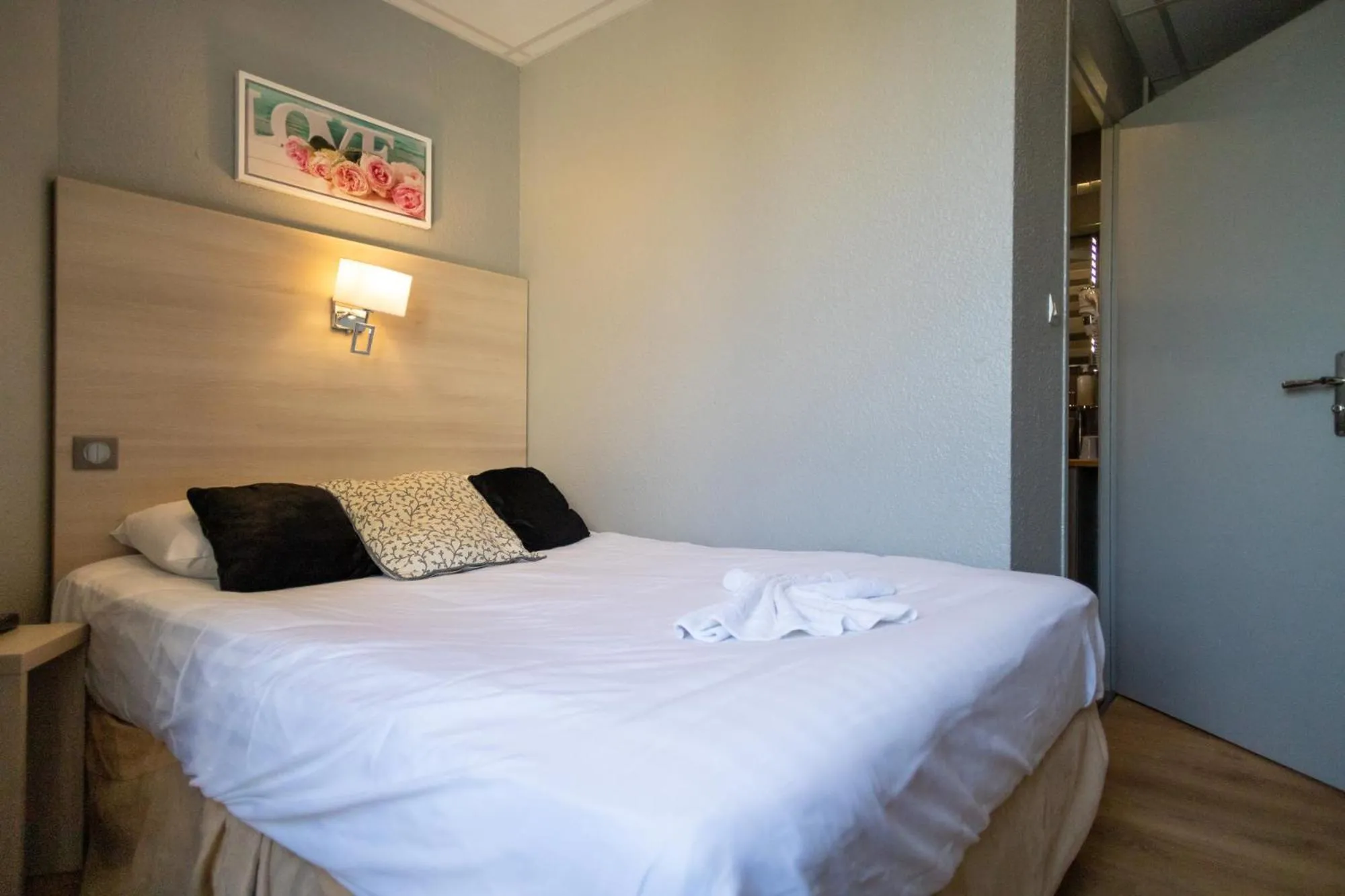 Bed in The Originals Boutique, Hôtel Neptune, Berck-sur-Mer