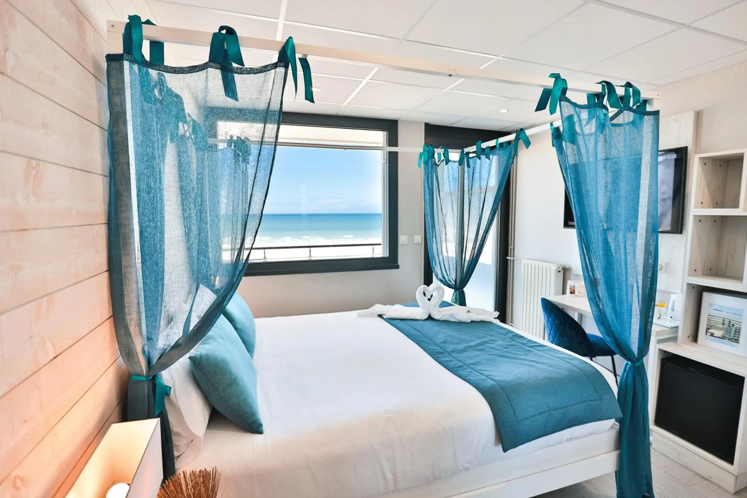 Superior Double Room with Sea View in The Originals Boutique, Hôtel Neptune, Berck-sur-Mer Superior Double Room with Sea View in The Originals Boutique, Hôtel Neptune, Berck-sur-Mer
