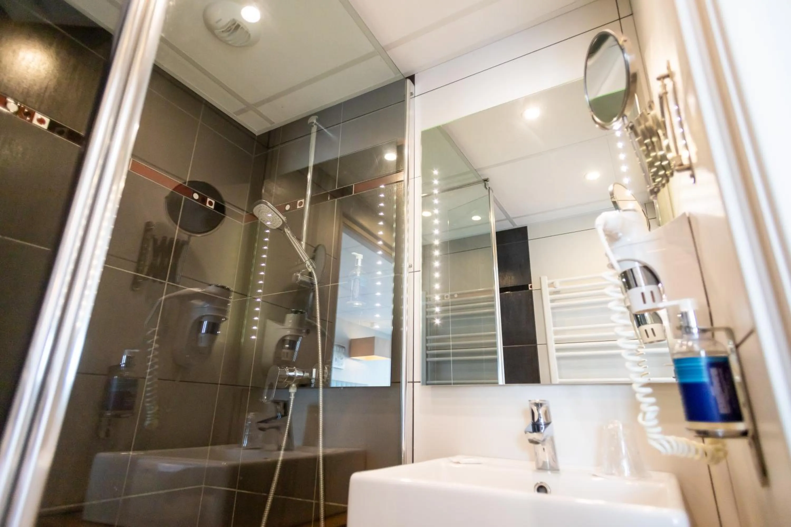 Toilet in The Originals Boutique, Hôtel Neptune, Berck-sur-Mer