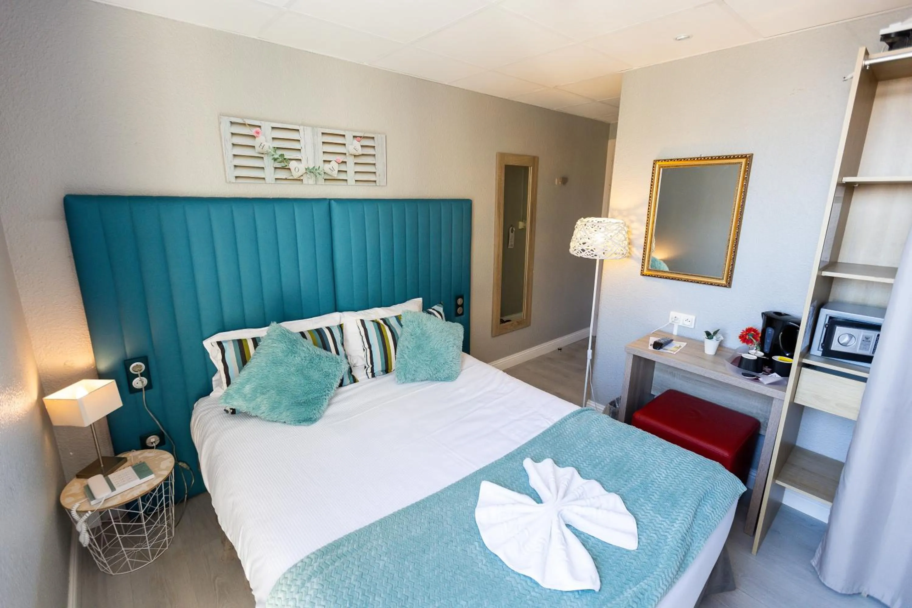 Photo of the whole room, Bed in The Originals Boutique, Hôtel Neptune, Berck-sur-Mer