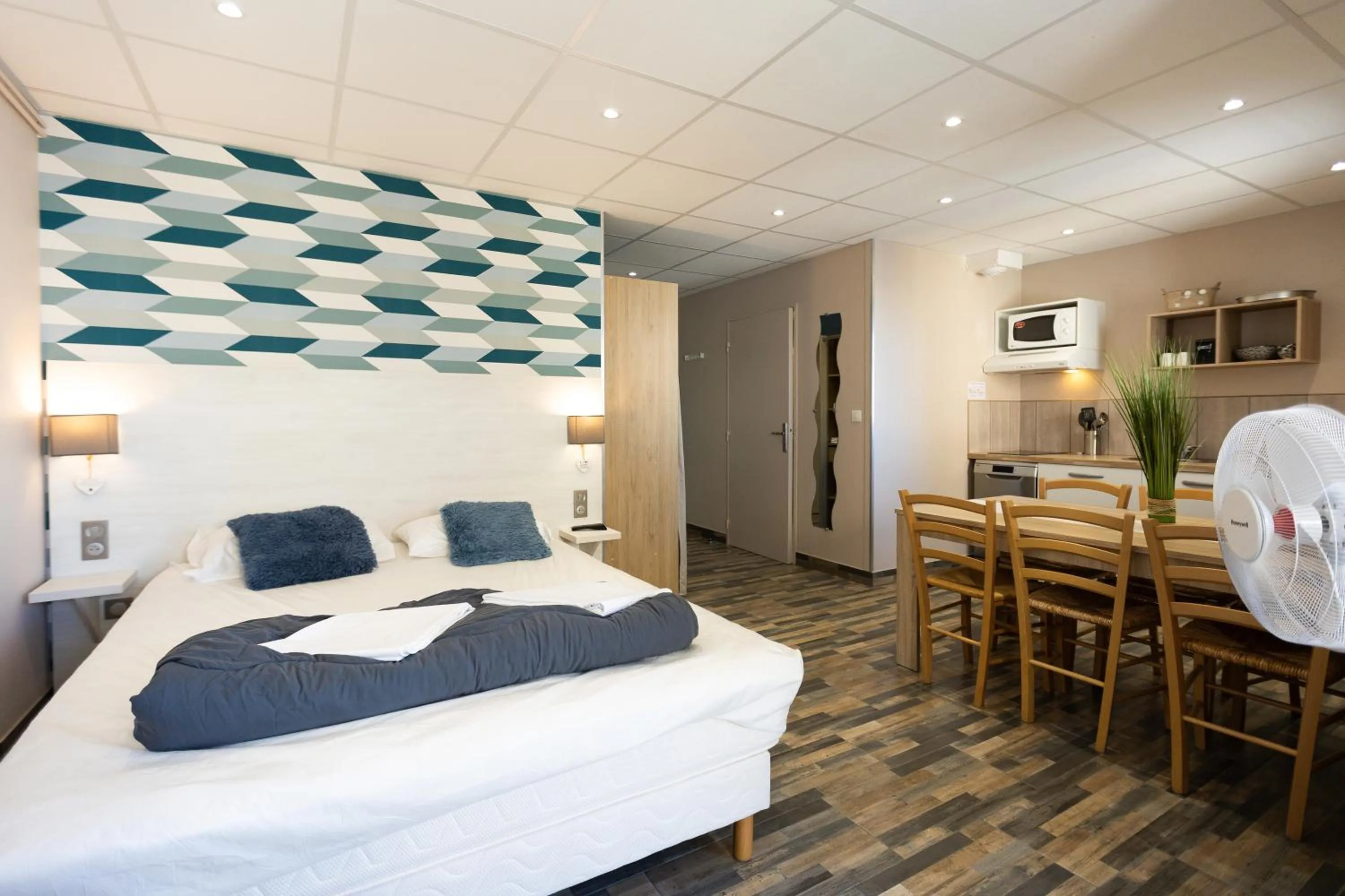Photo of the whole room, Bed in The Originals Boutique, Hôtel Neptune, Berck-sur-Mer