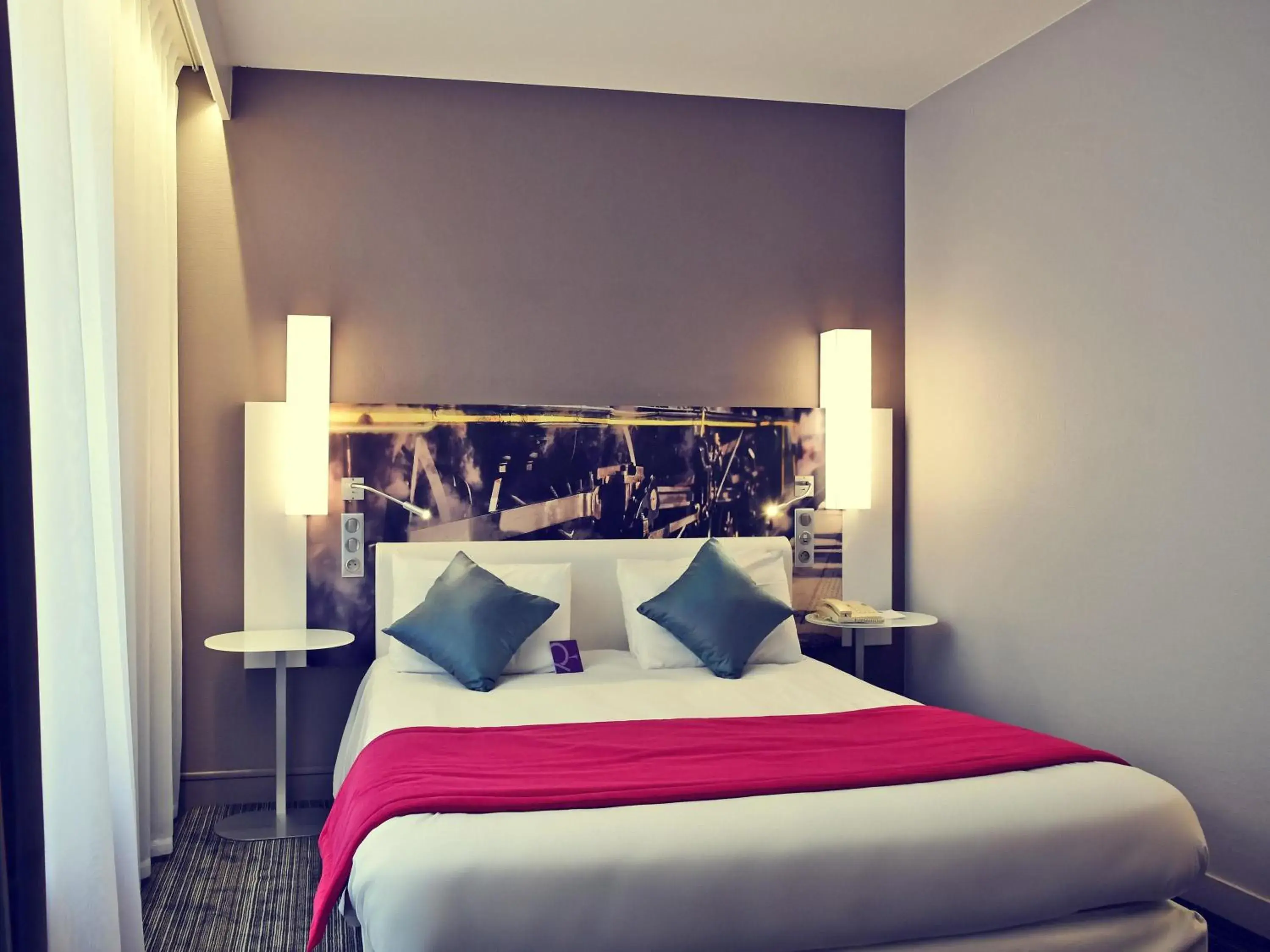 Bedroom, Bed in Mercure Paris Gare de l'Est Bedroom, Bed in Mercure Paris Gare de l'Est