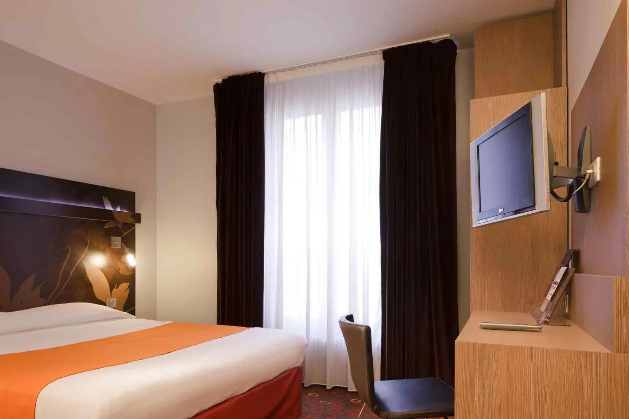 Bedroom, Bed in Mercure Paris Gare de l'Est Bedroom, Bed in Mercure Paris Gare de l'Est