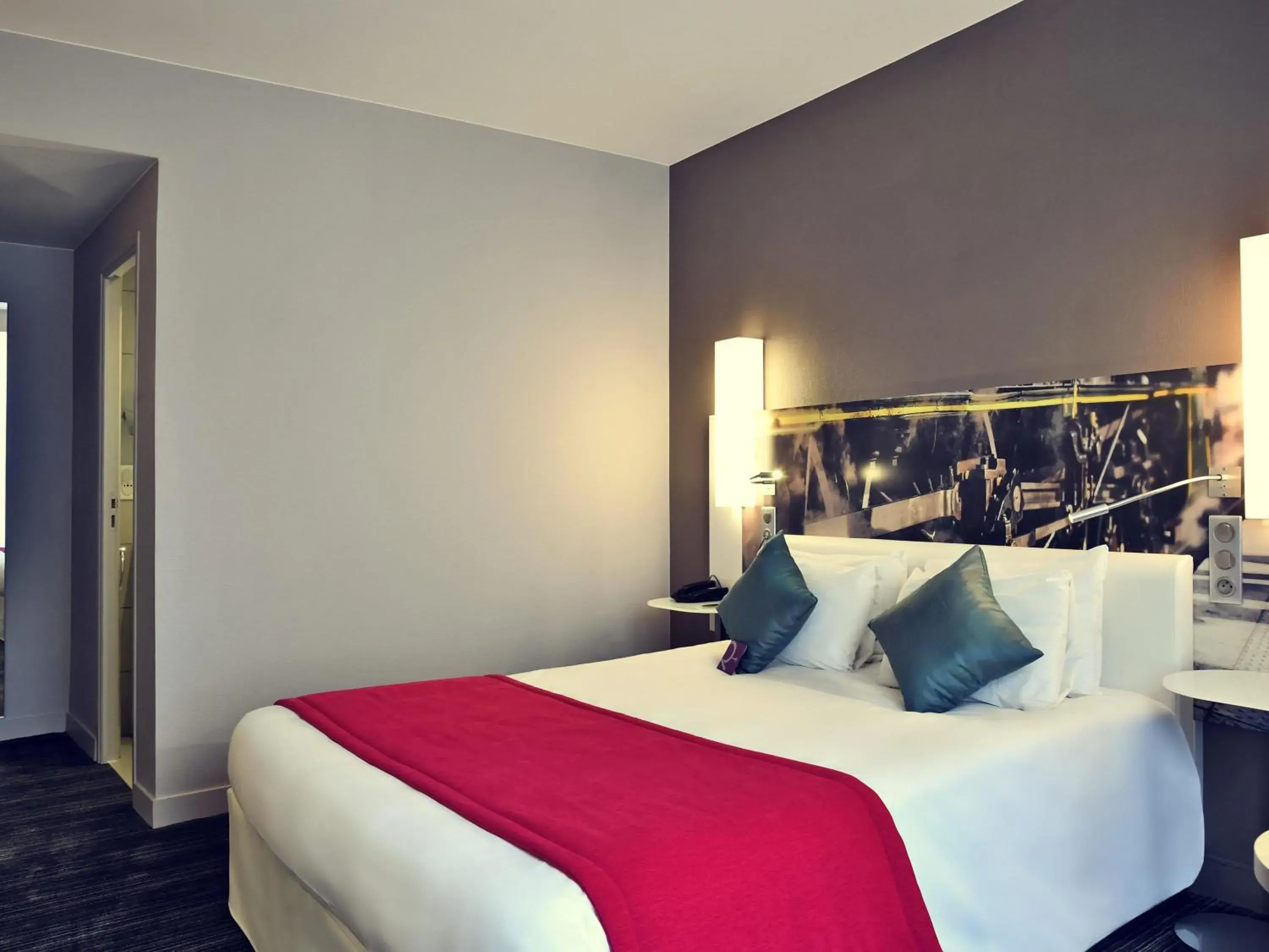 Bedroom, Bed in Mercure Paris Gare de l'Est Bedroom, Bed in Mercure Paris Gare de l'Est