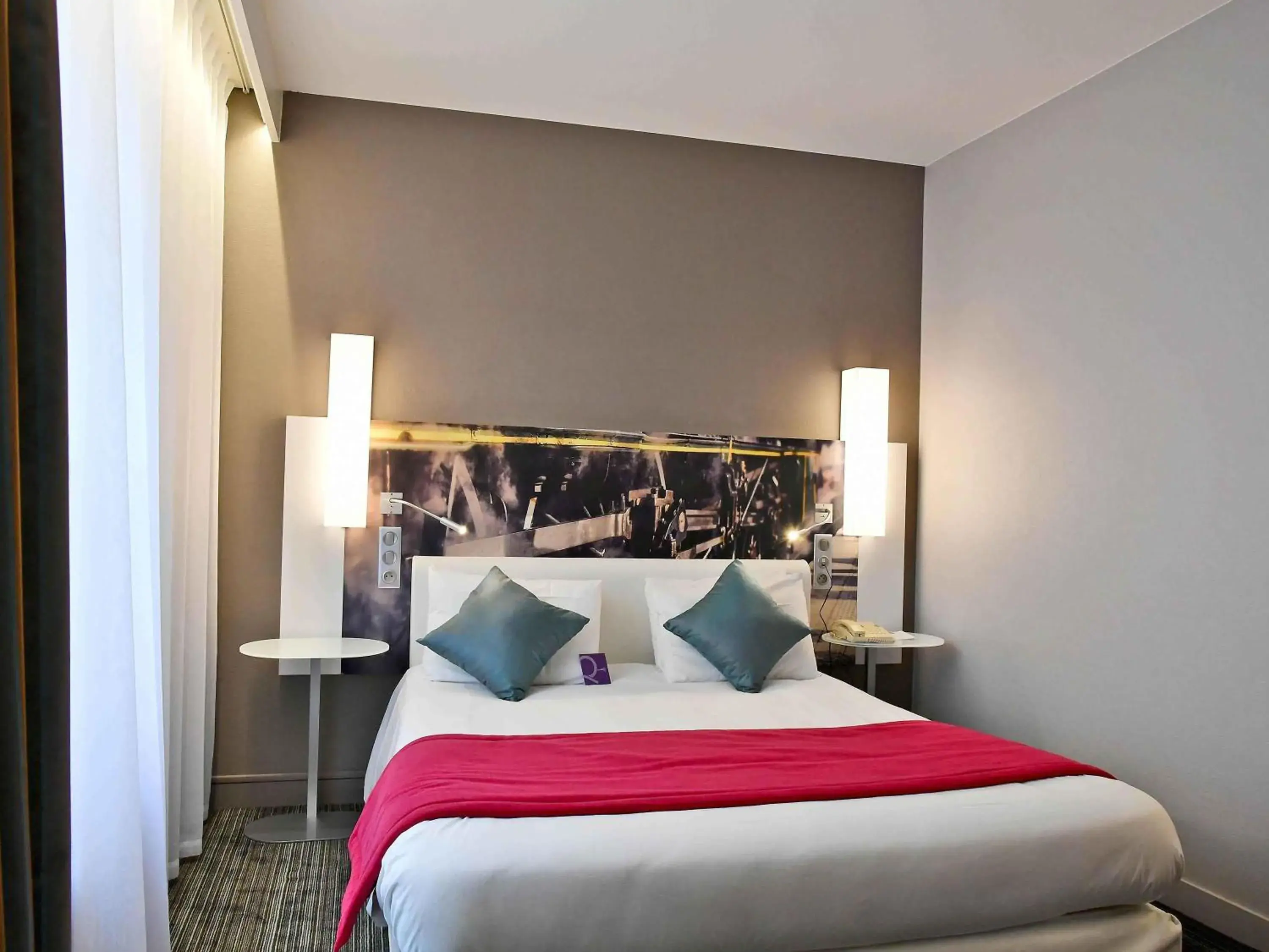 Bedroom, Bed in Mercure Paris Gare de l'Est Bedroom, Bed in Mercure Paris Gare de l'Est