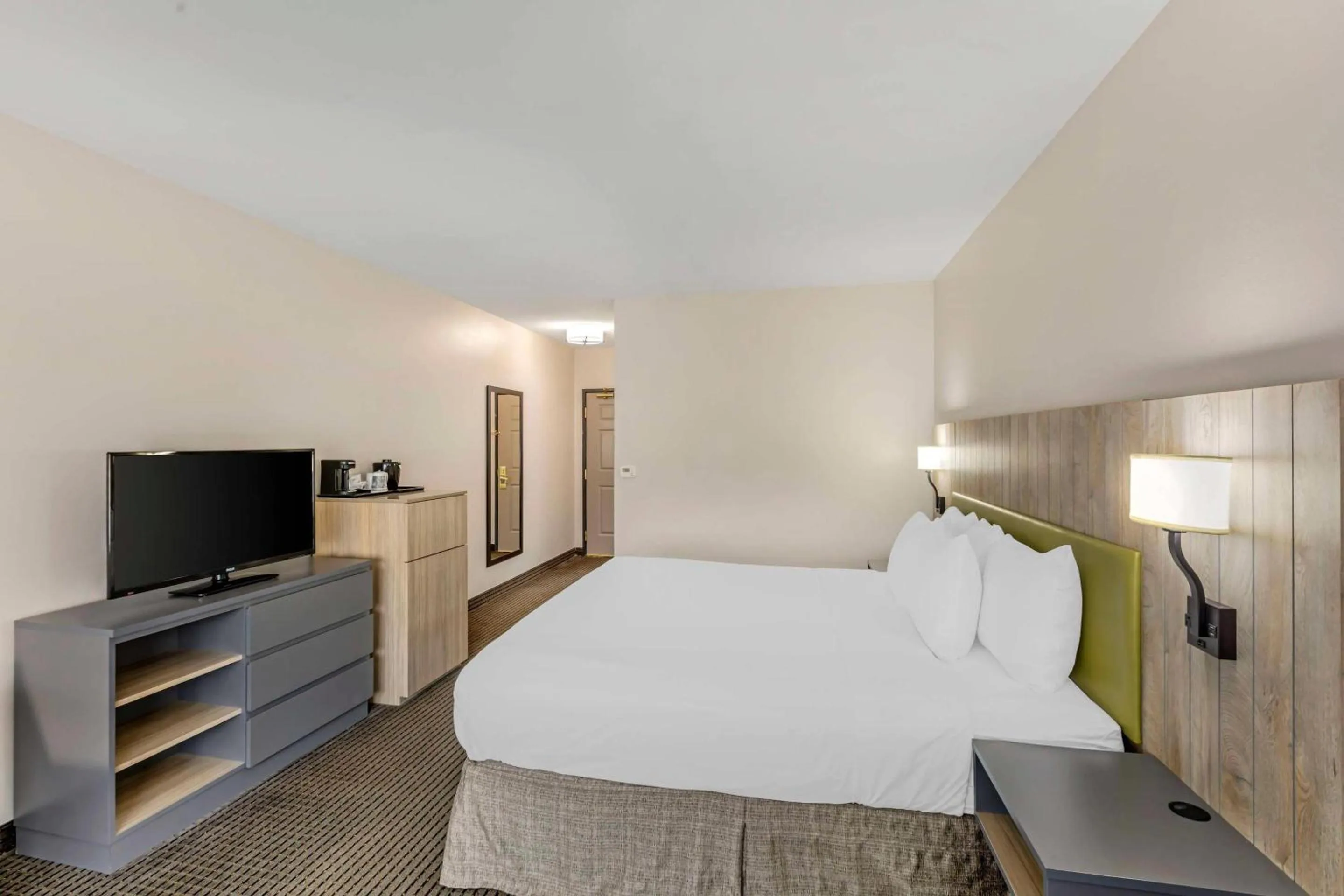Bedroom, Bed in Country Inn & Suites by Radisson, Elk Grove Village-Itasca
