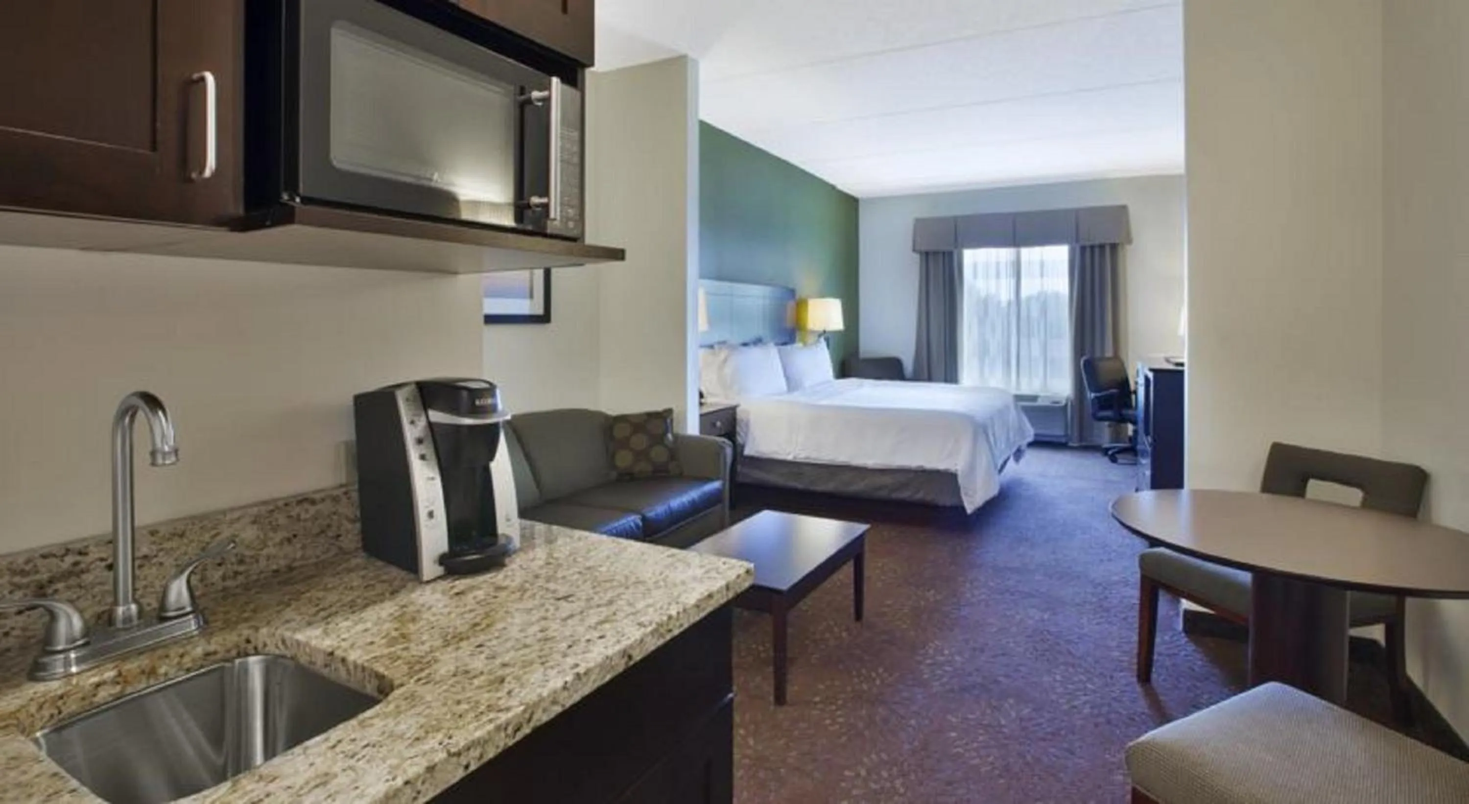 Photo of the whole room, Bed in Holiday Inn Express Hotel & Suites Saginaw by IHG