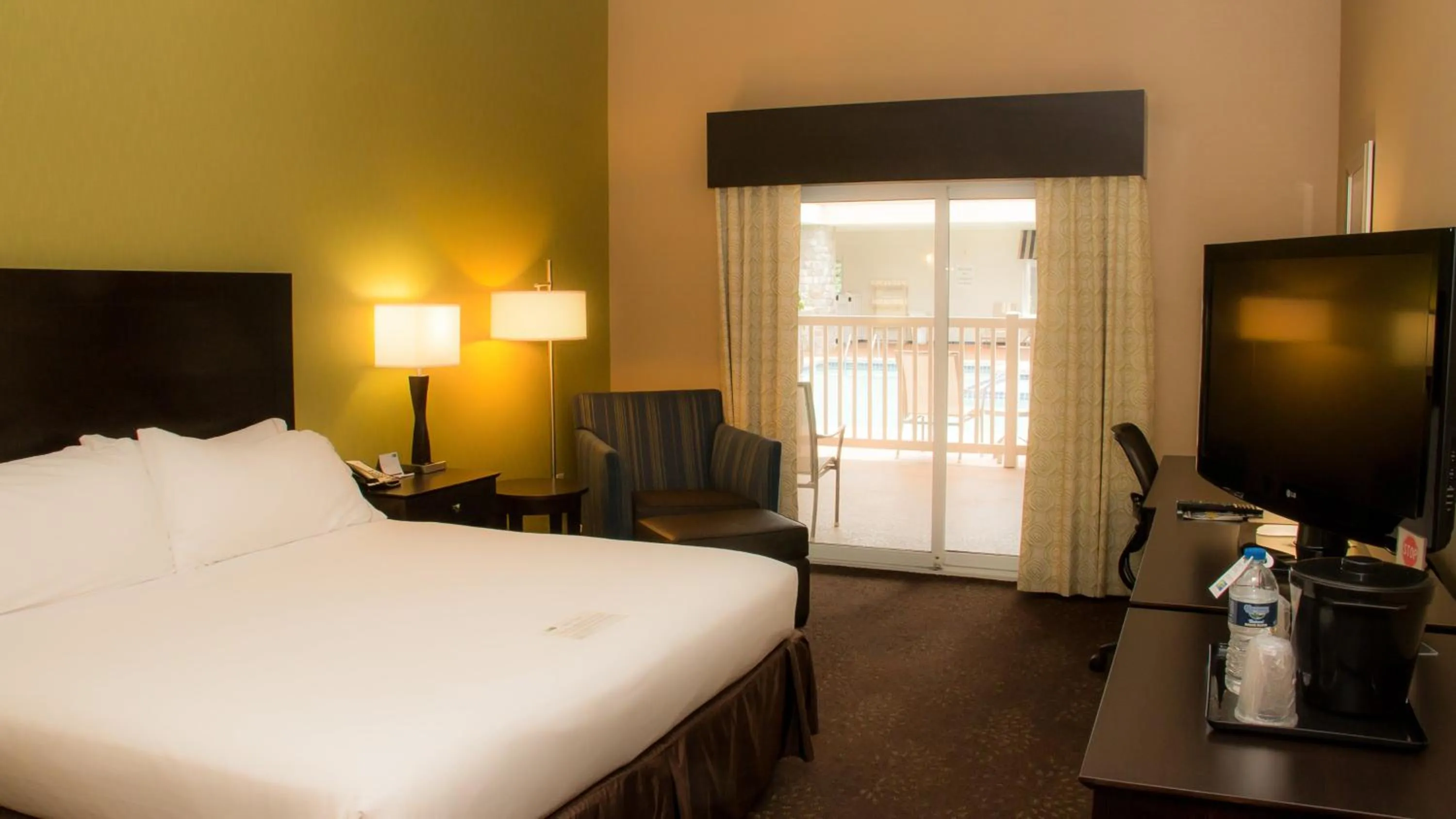 Photo of the whole room, Bed in Holiday Inn Express Hotel & Suites Saginaw by IHG
