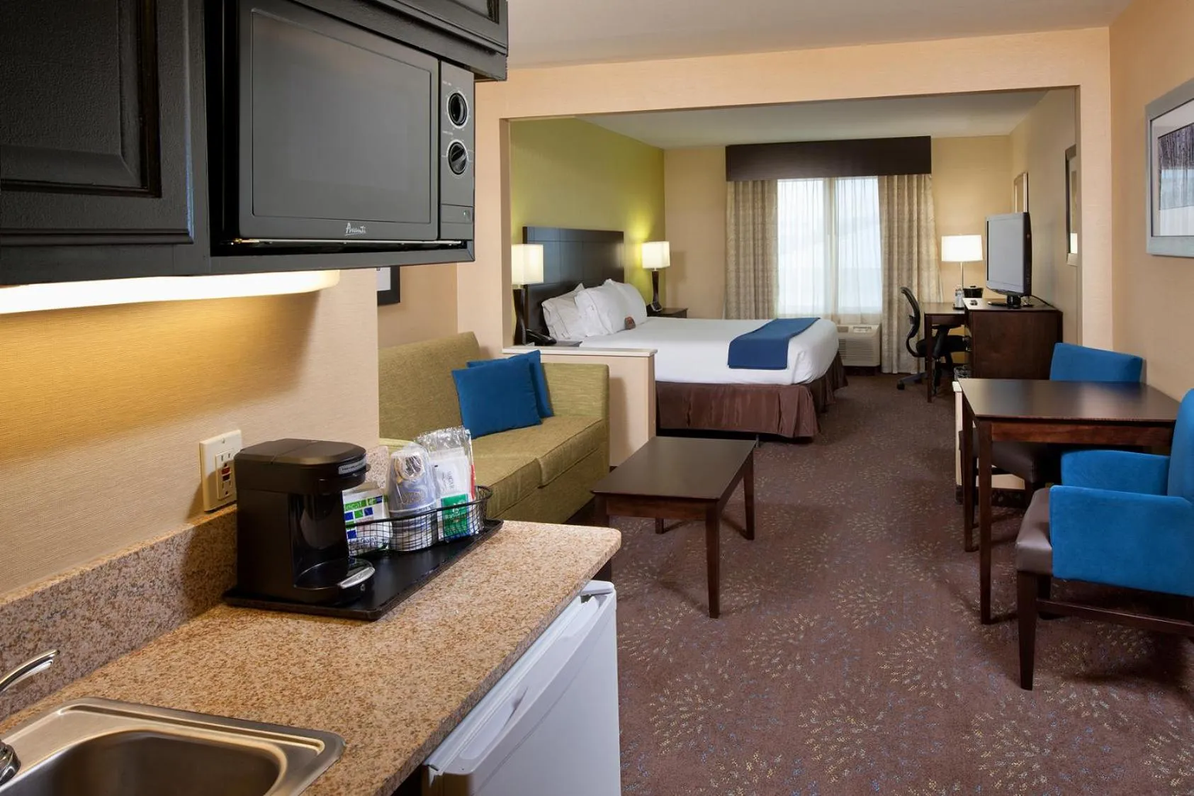 Coffee/tea facilities in Holiday Inn Express Hotel & Suites Saginaw by IHG