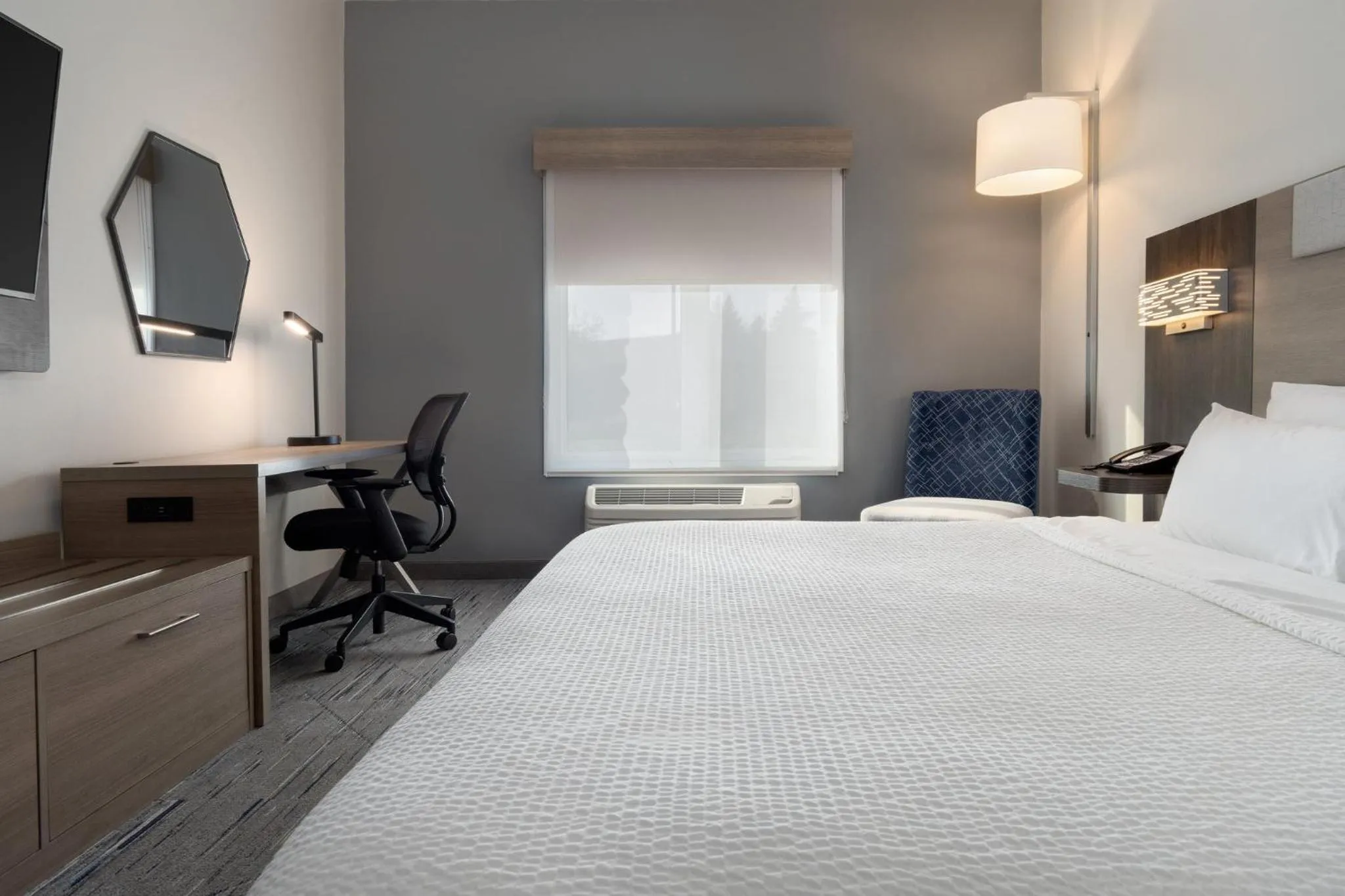 Photo of the whole room, Bed in Holiday Inn Express Hotel & Suites Saginaw by IHG