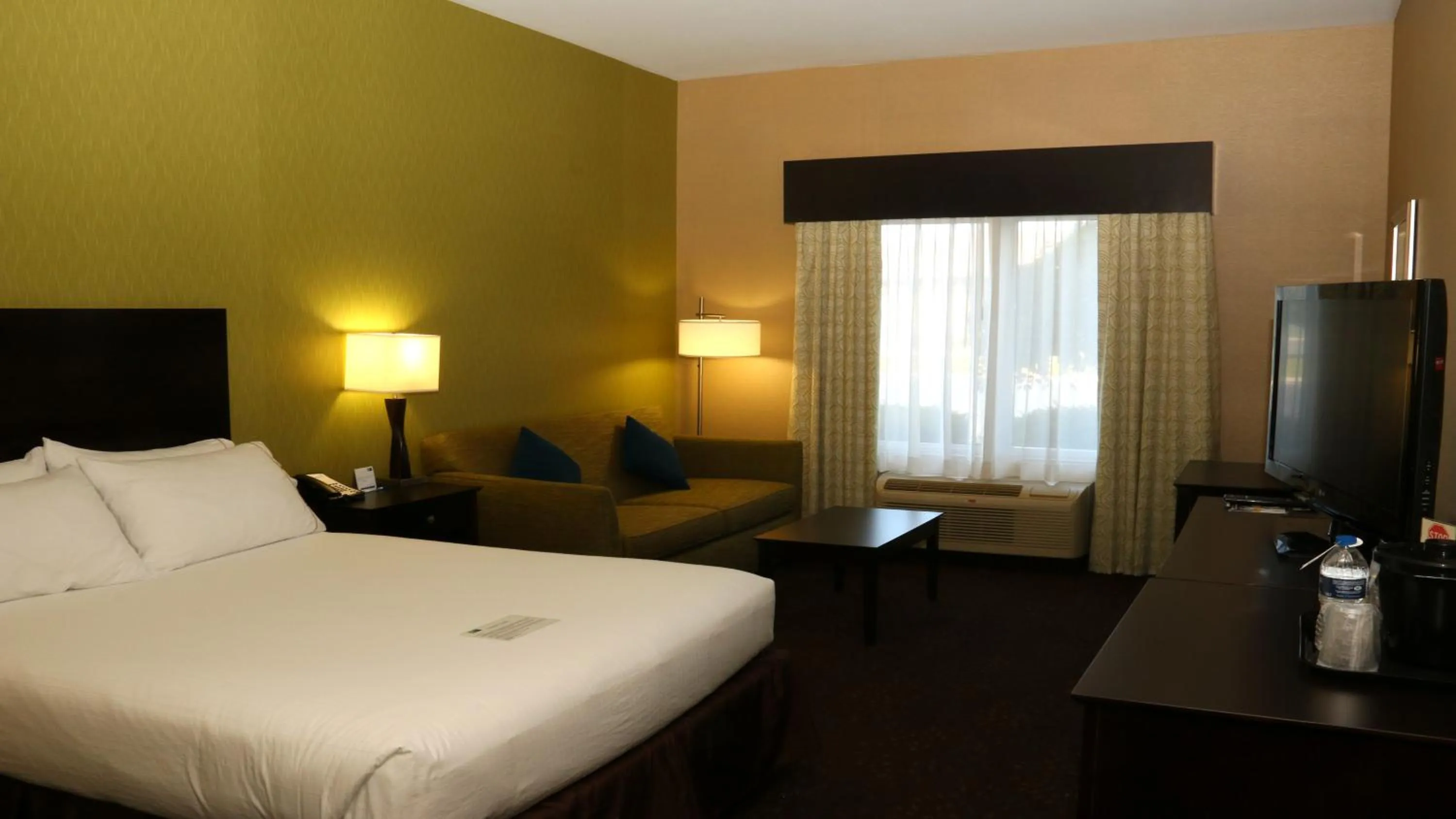 Bed in Holiday Inn Express Hotel & Suites Saginaw by IHG