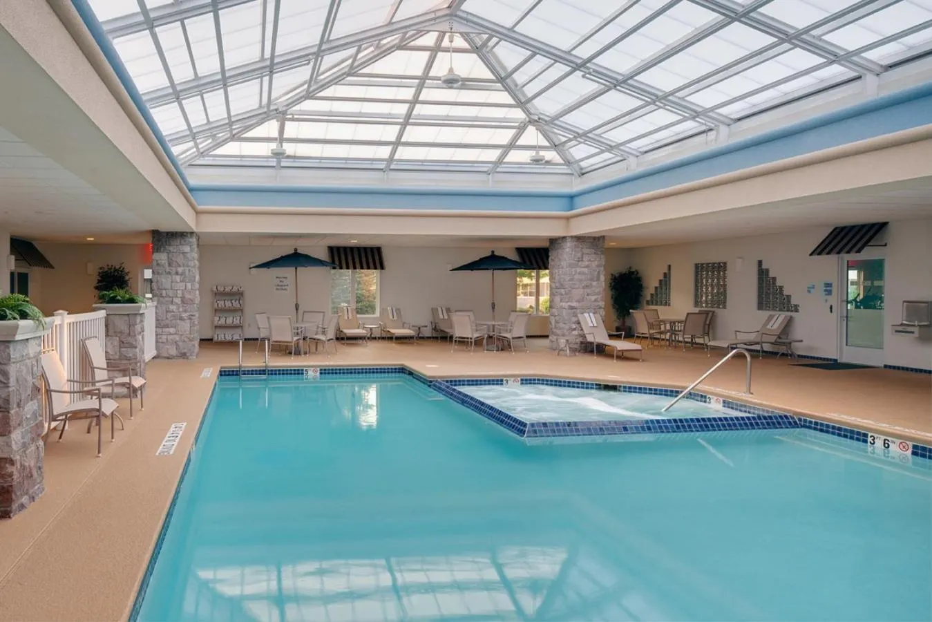 Swimming pool in Holiday Inn Express Hotel & Suites Saginaw by IHG